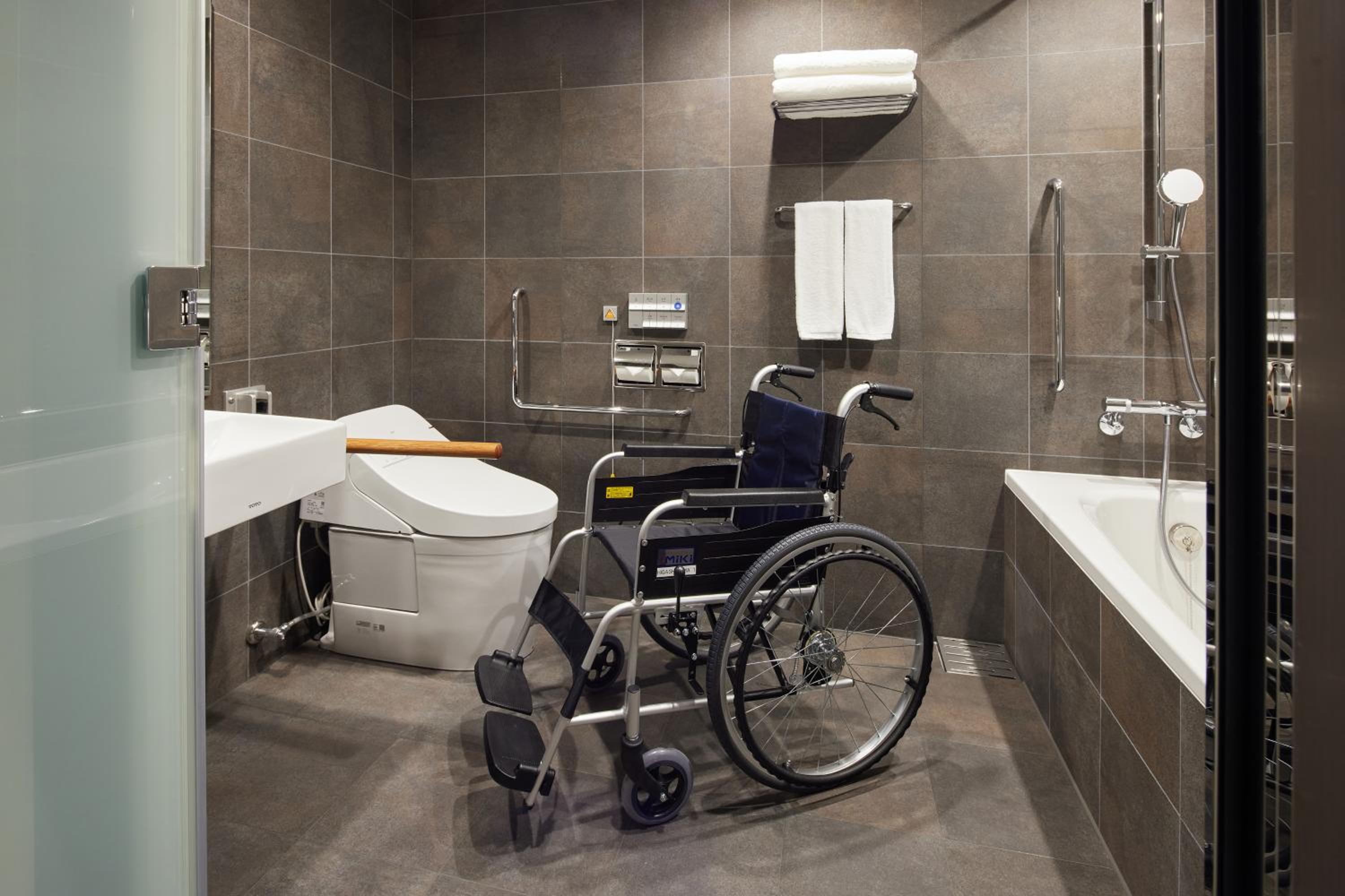Deluxe Accessible Twin Room - Photo 6