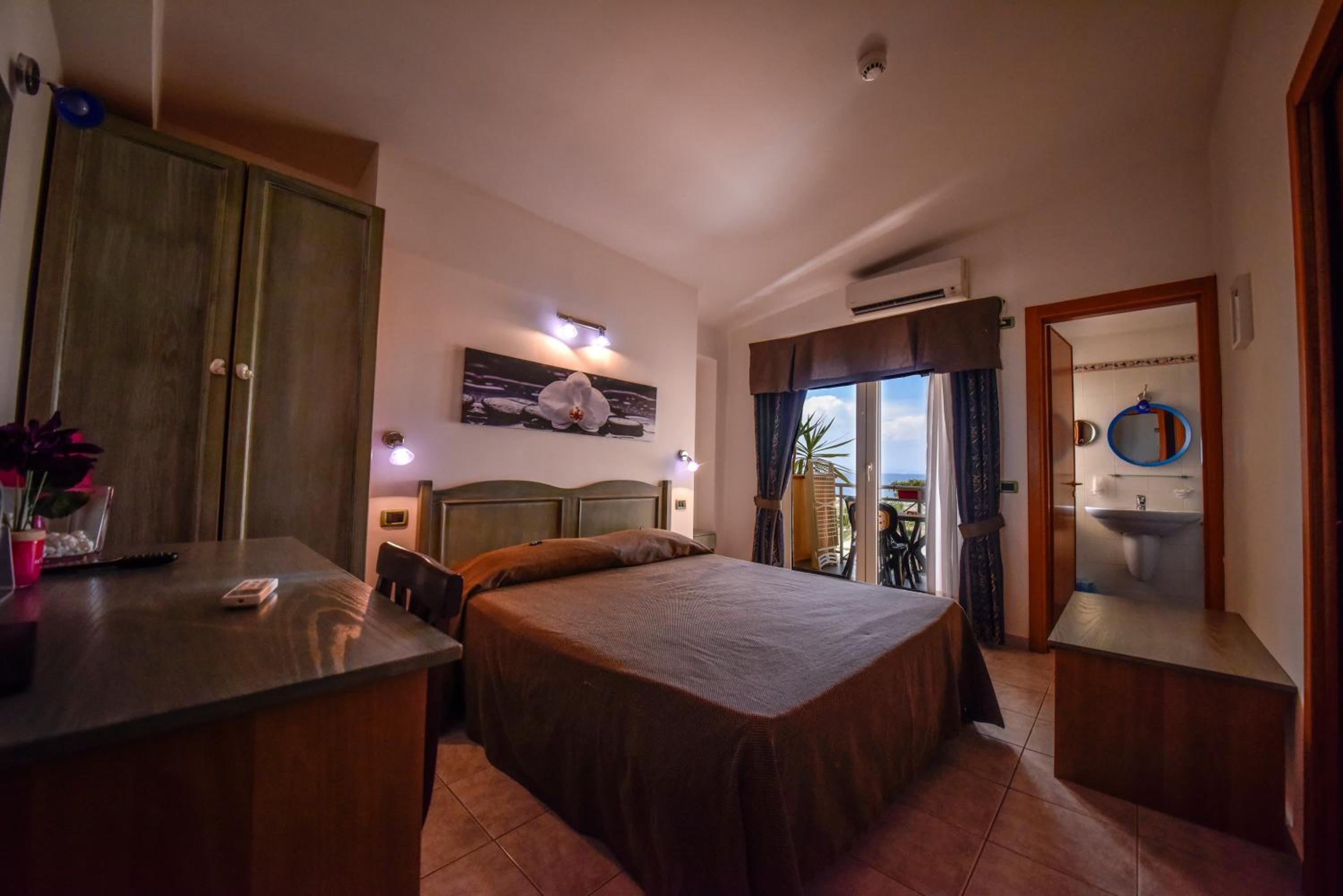 Double Room with lateral view Balcony photo 3