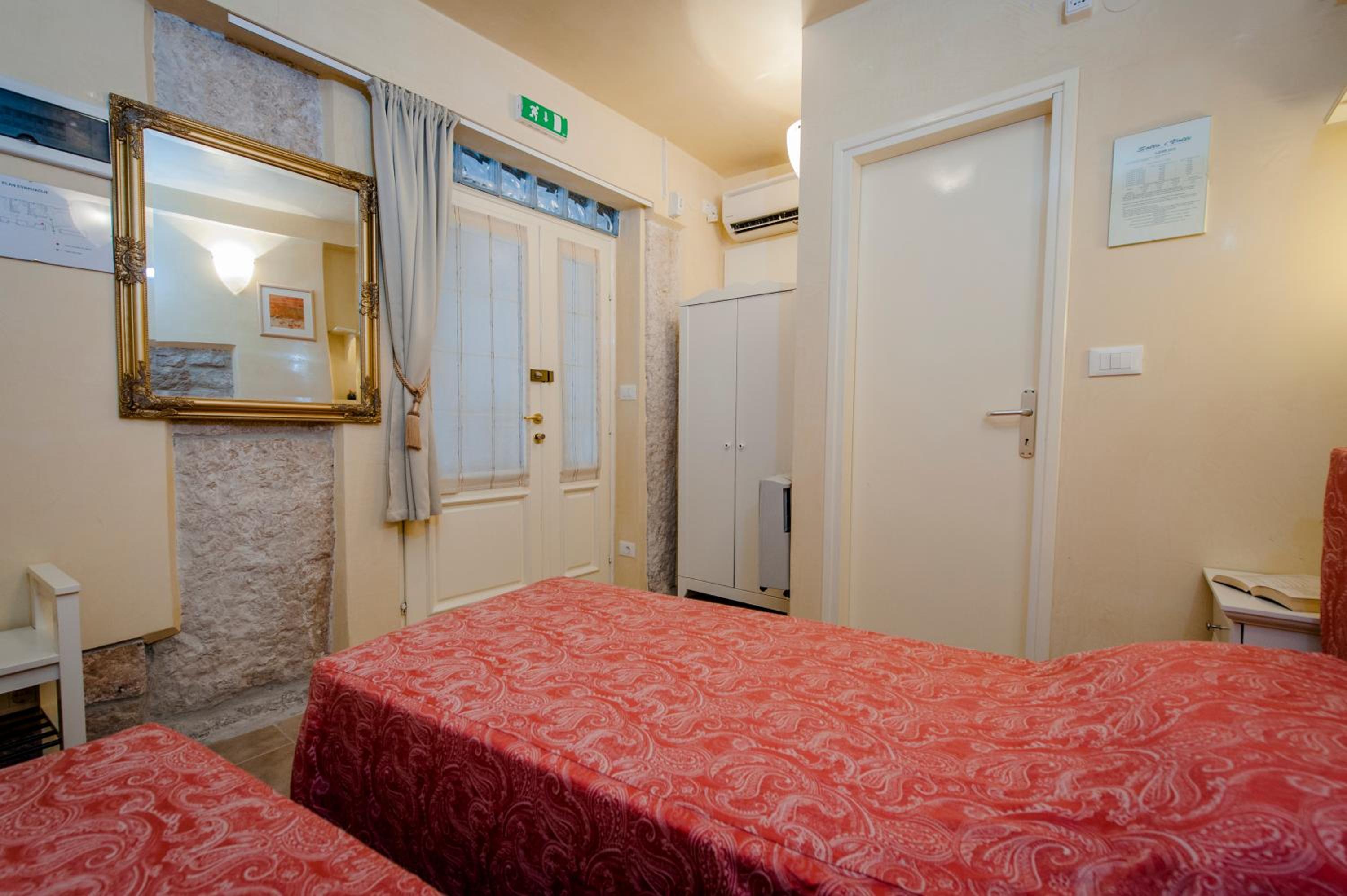 Twin Room - Photo 3