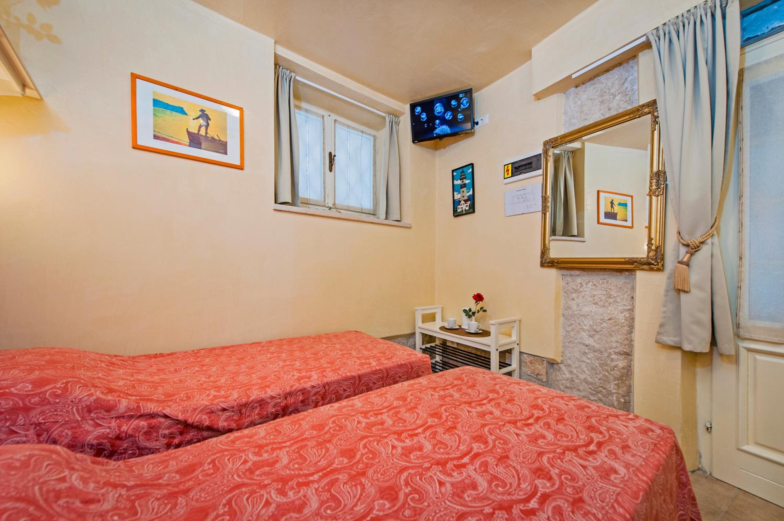 Twin Room - Photo 14