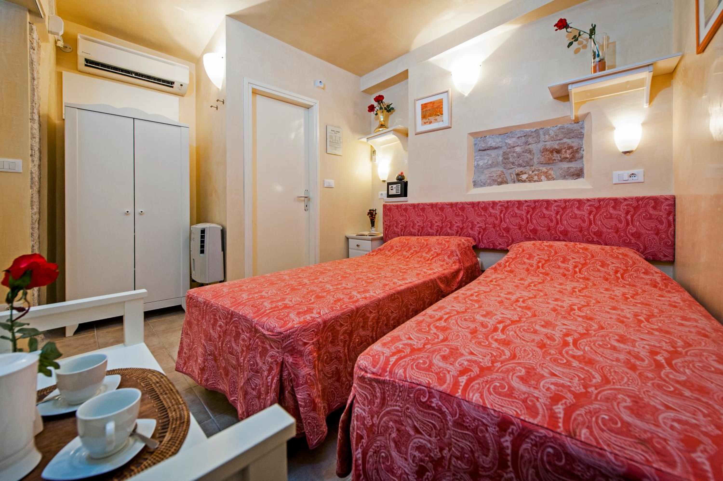 Twin Room - Photo 4