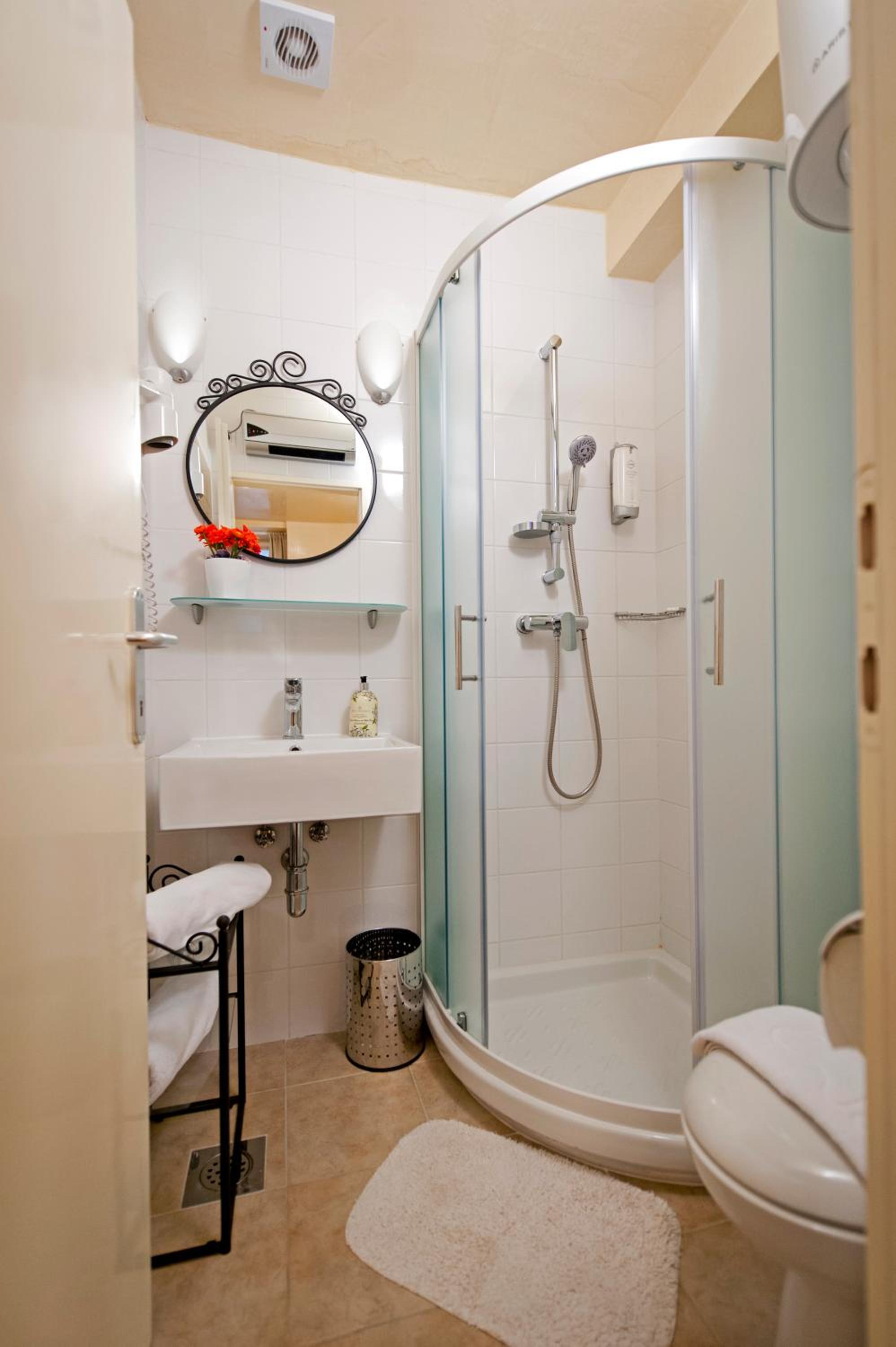Twin Room - Photo 2