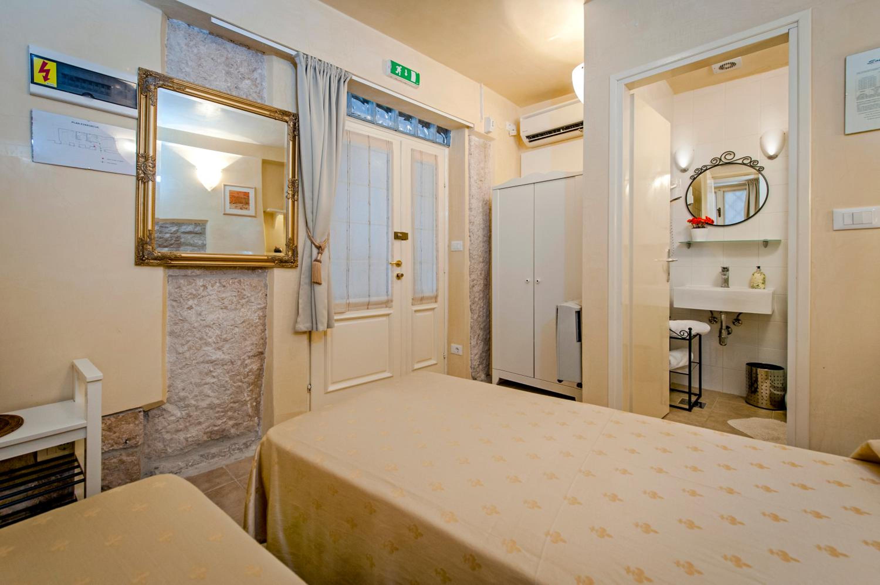 Twin Room - Photo 7