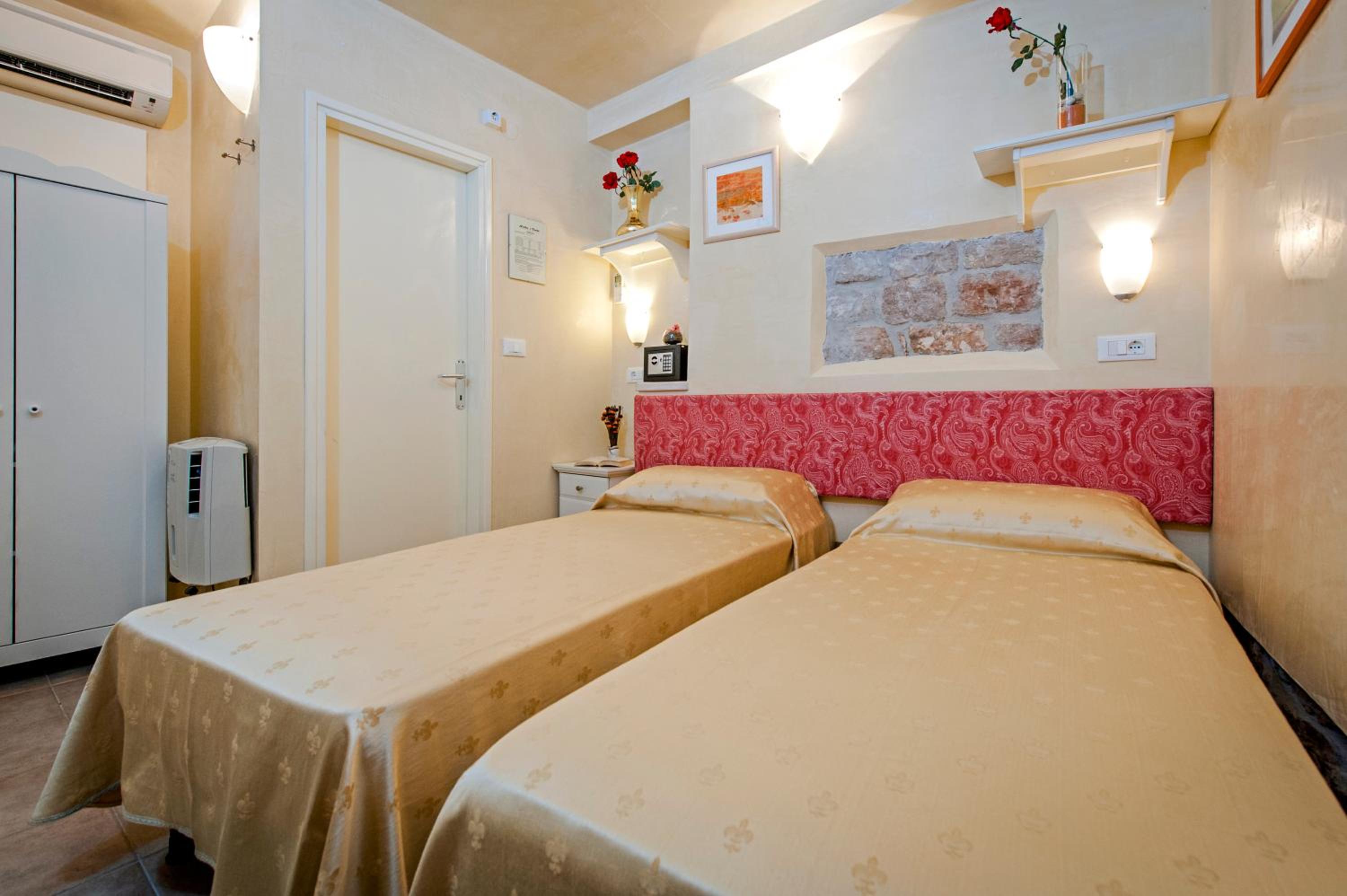Twin Room - Photo 9