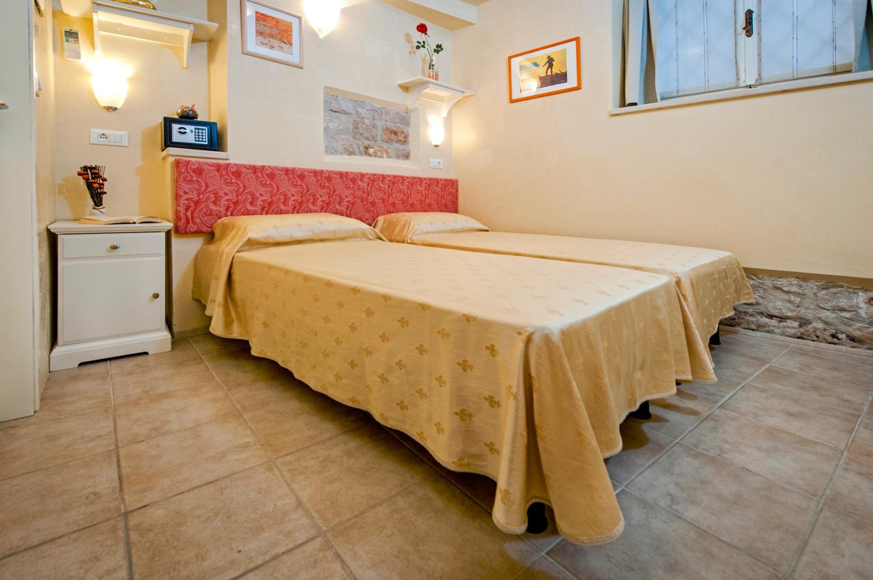 Twin Room - Photo 1