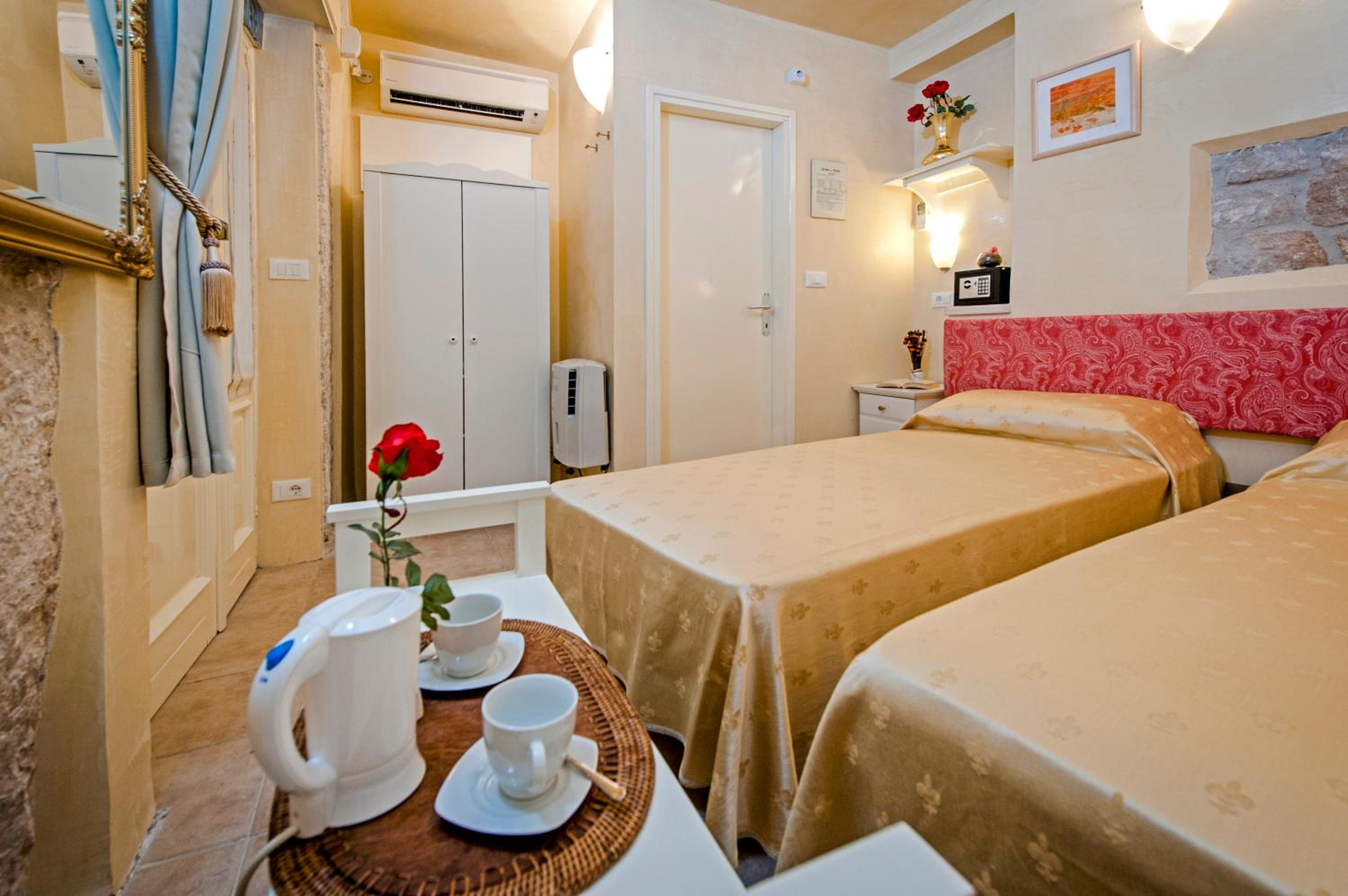 Twin Room - Photo 10