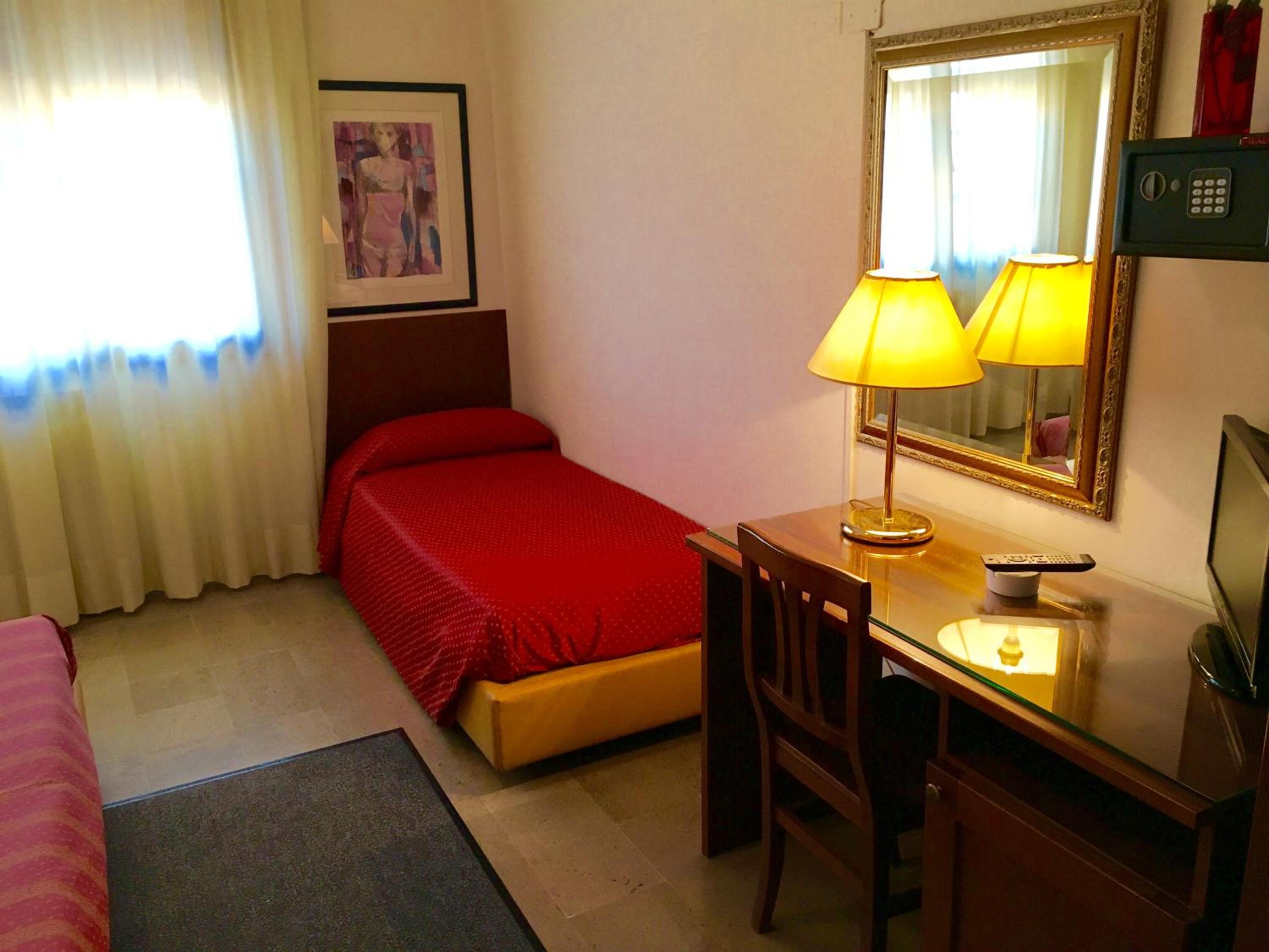 Economy Triple Room with Canal View - Photo 10