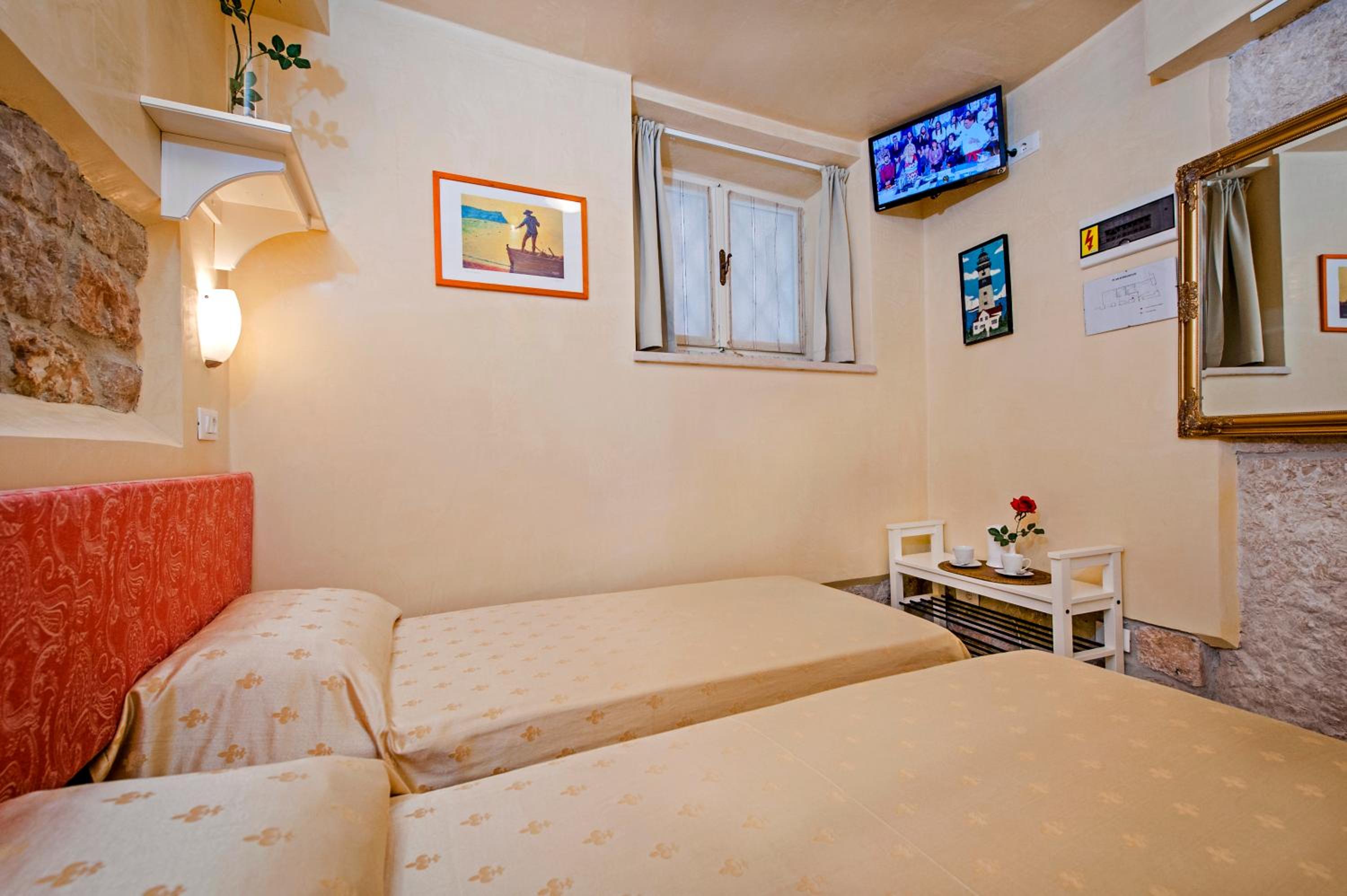 Twin Room - Photo 11