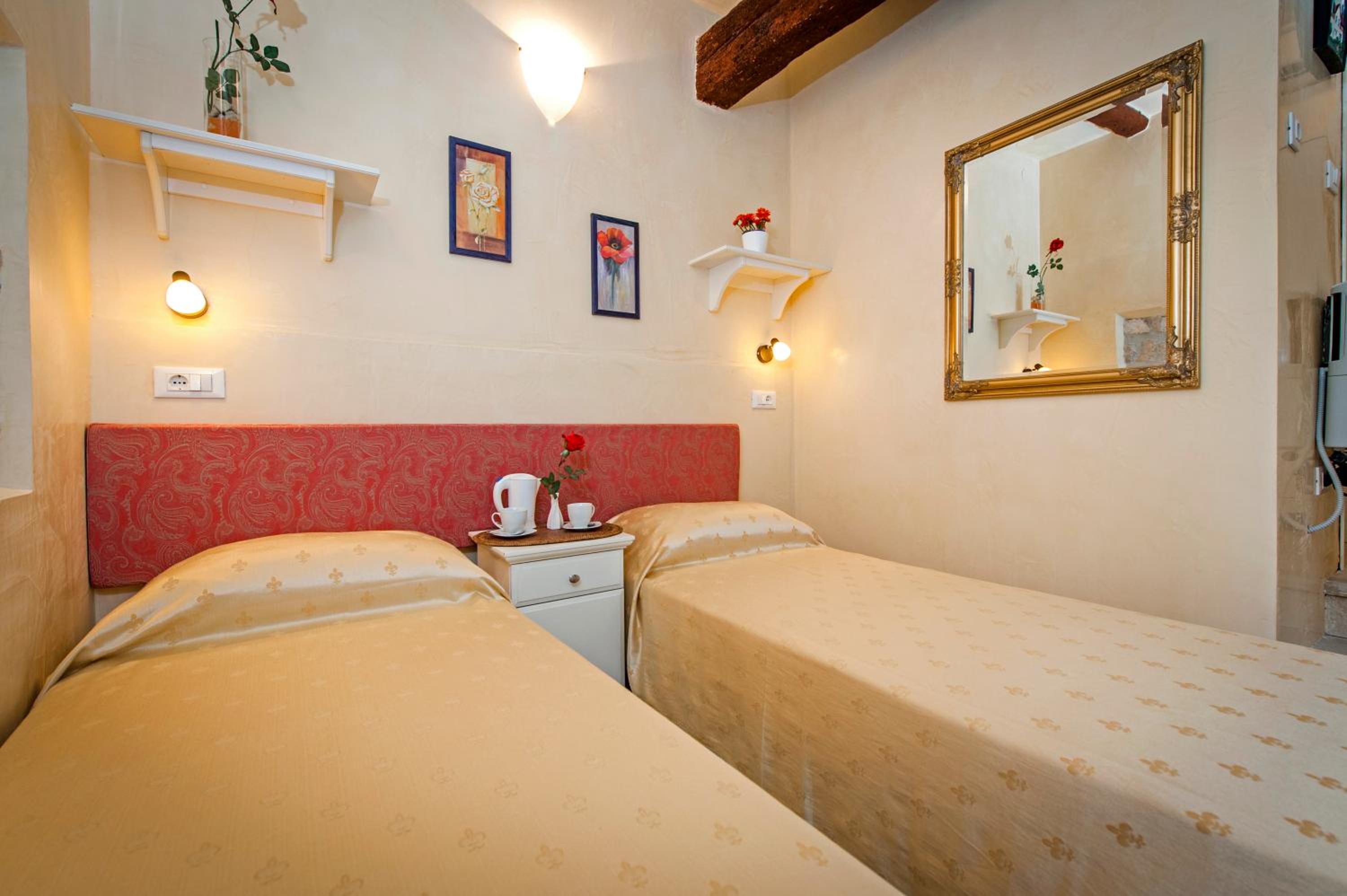 Economy Double Room - Photo 7