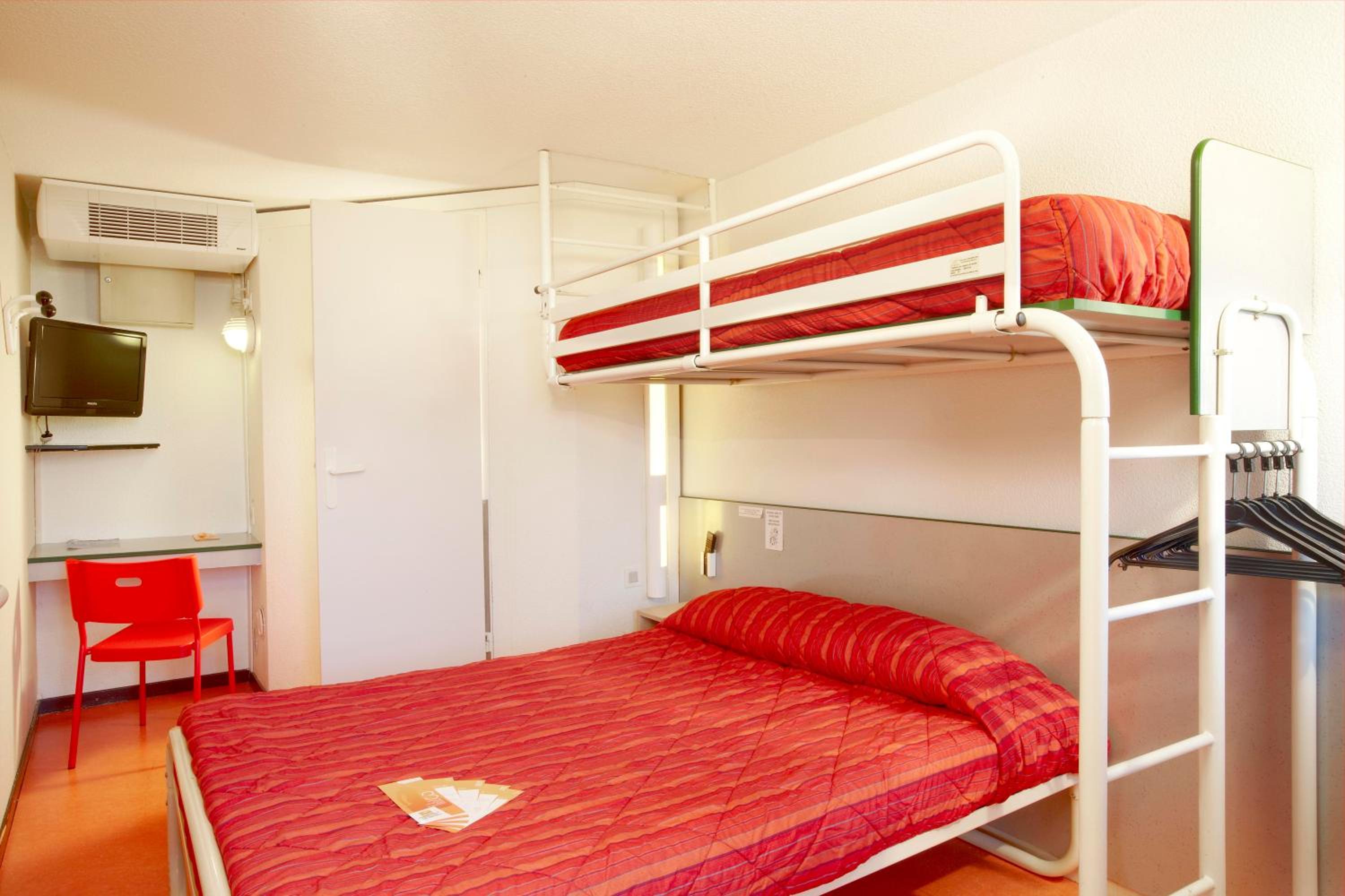 Triple Room (1 Double Bed + 1 Single Bed) photo 1