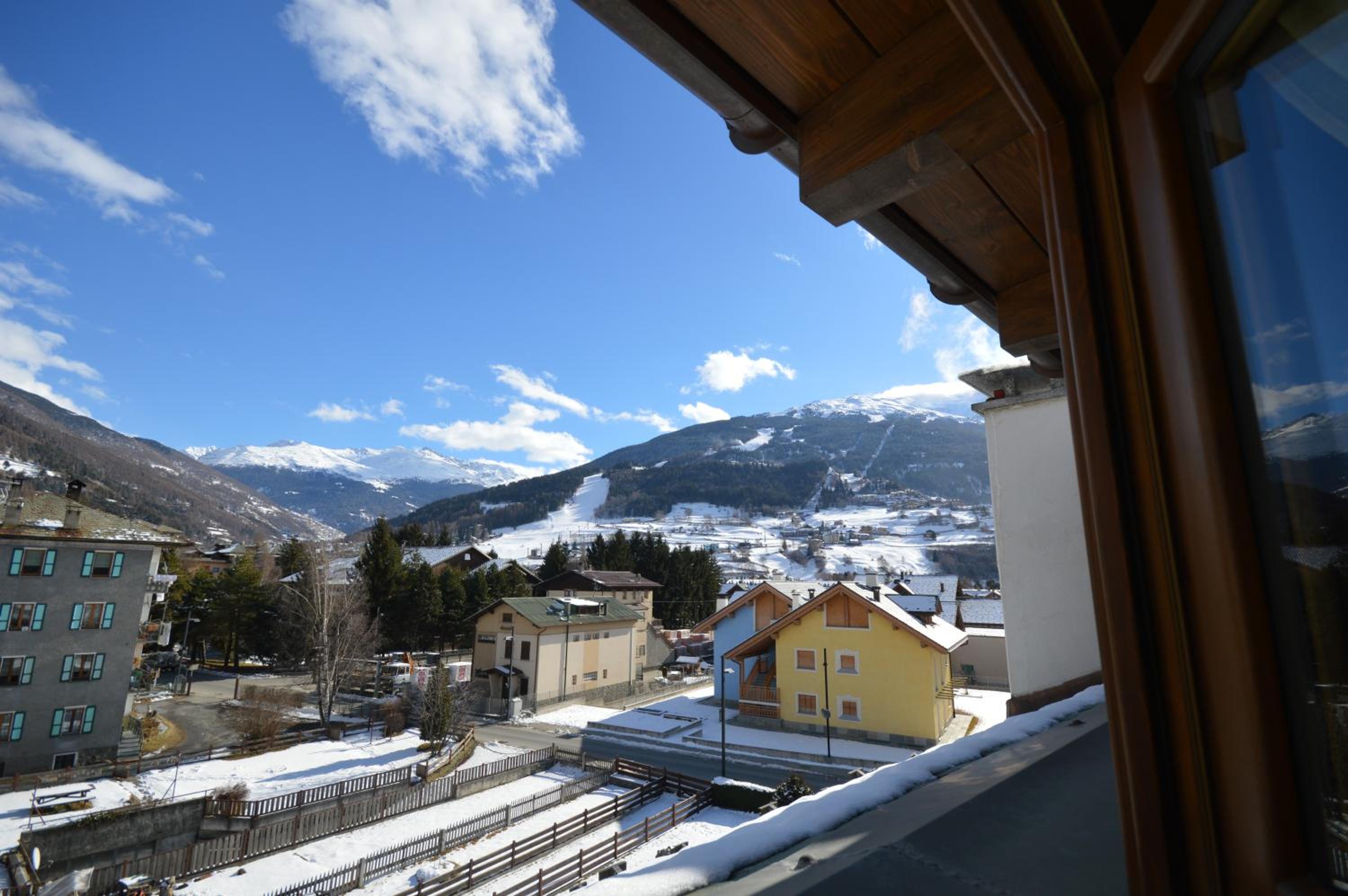 Apartment with Mountain View - Photo 32