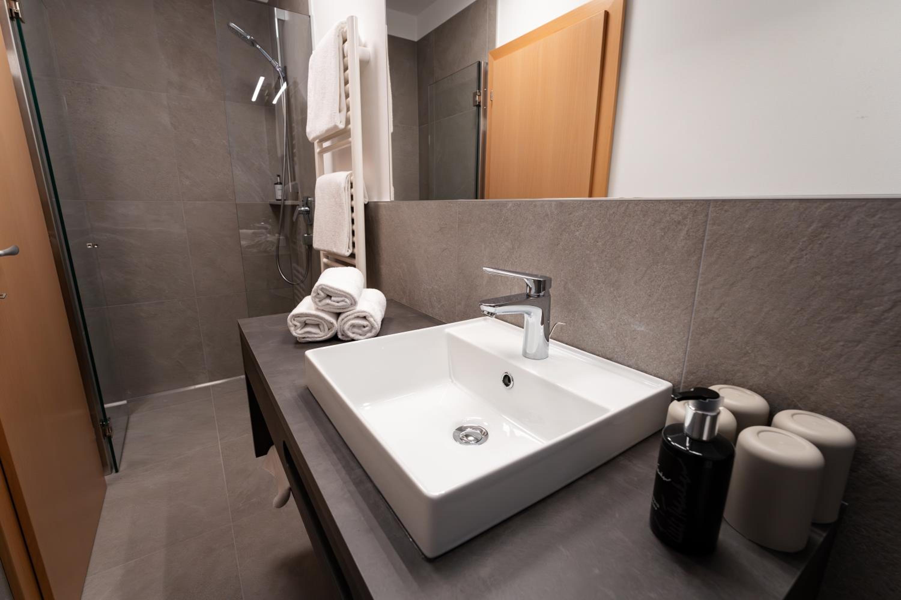 Quadruple Room with Street View photo 2