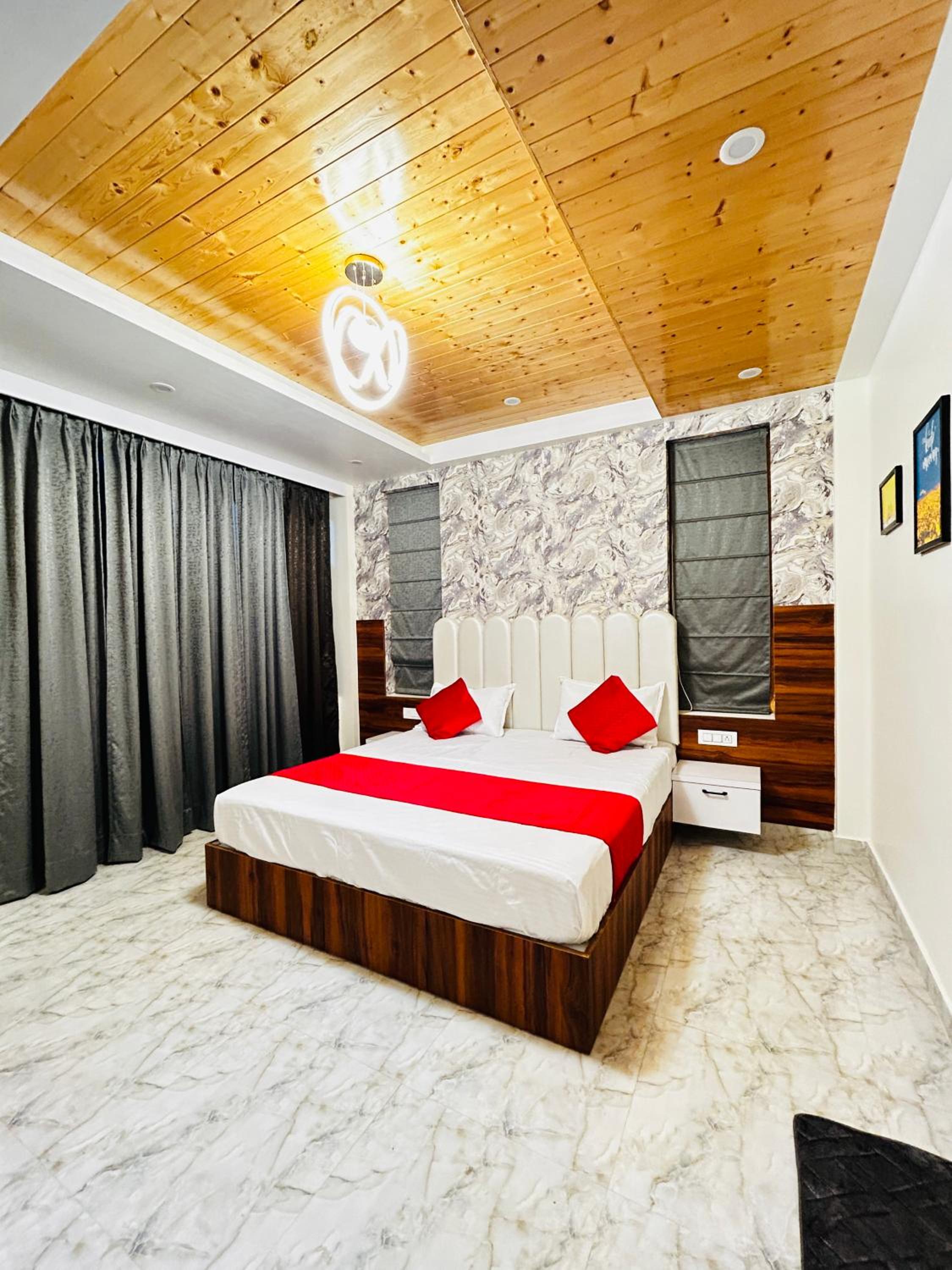 Three-Bedroom Apartment with Balcony photo 2