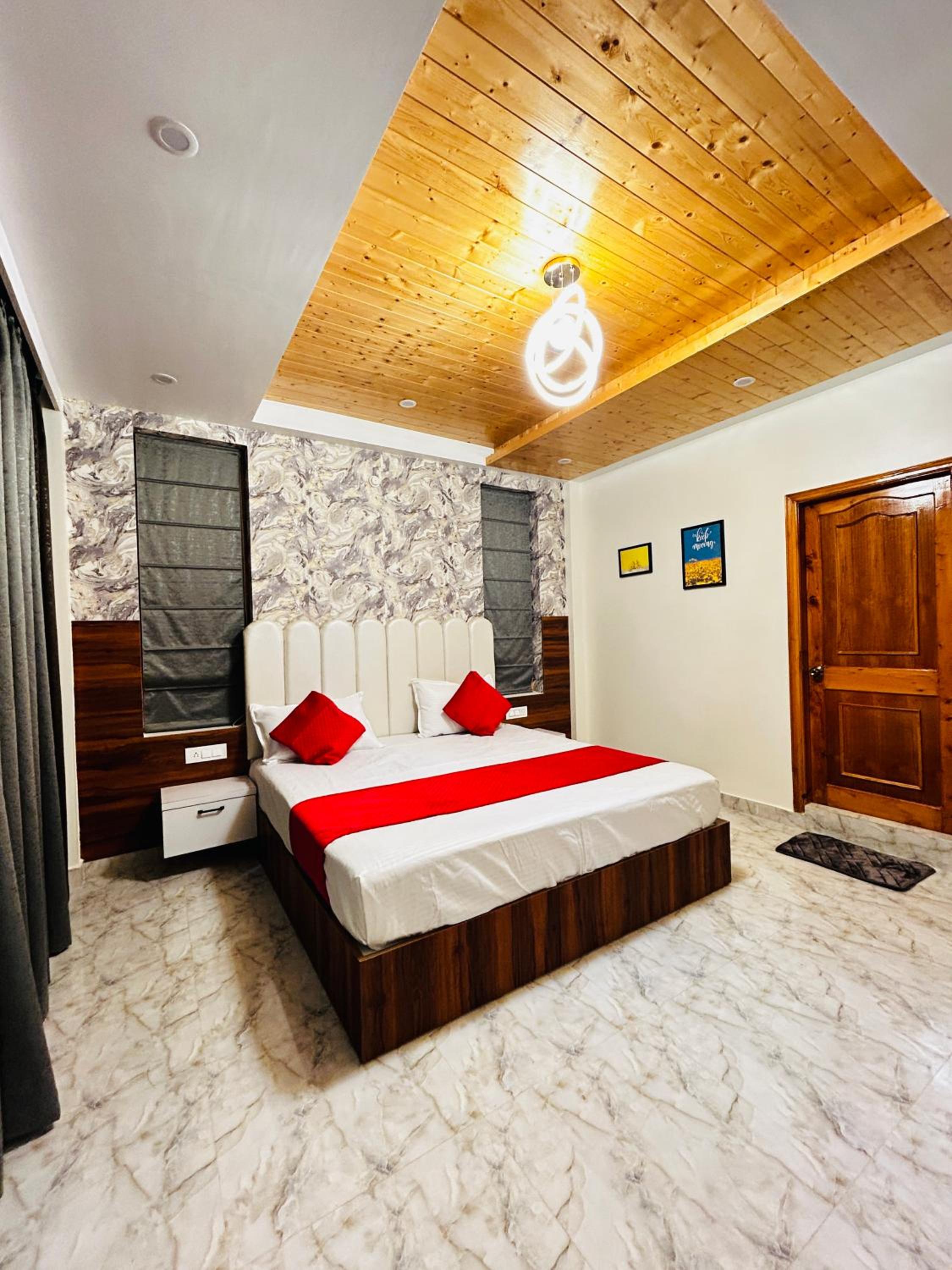 Three-Bedroom Apartment with Balcony photo 3