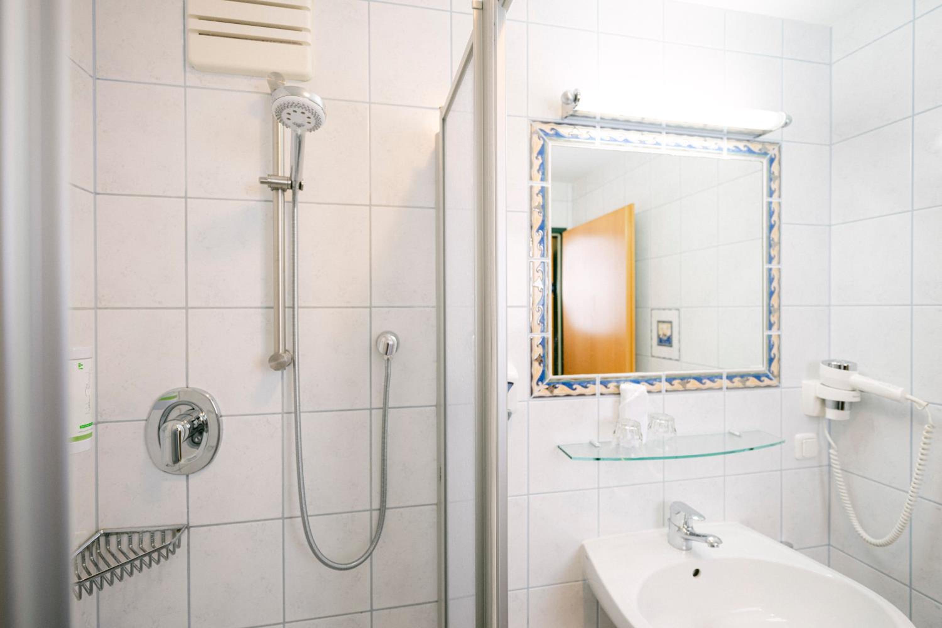 Standard Double or Twin Room - Photo 6
