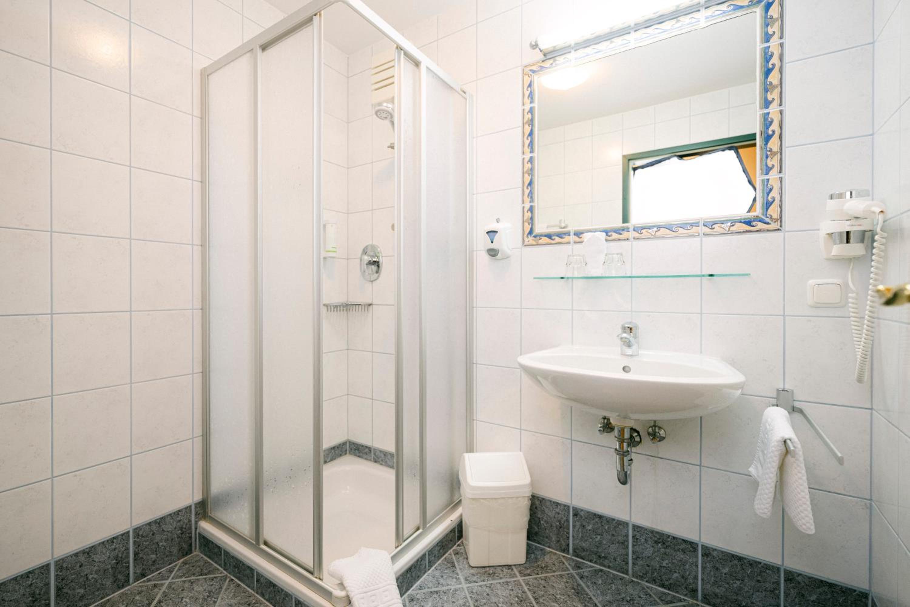 Standard Double or Twin Room - Photo 5