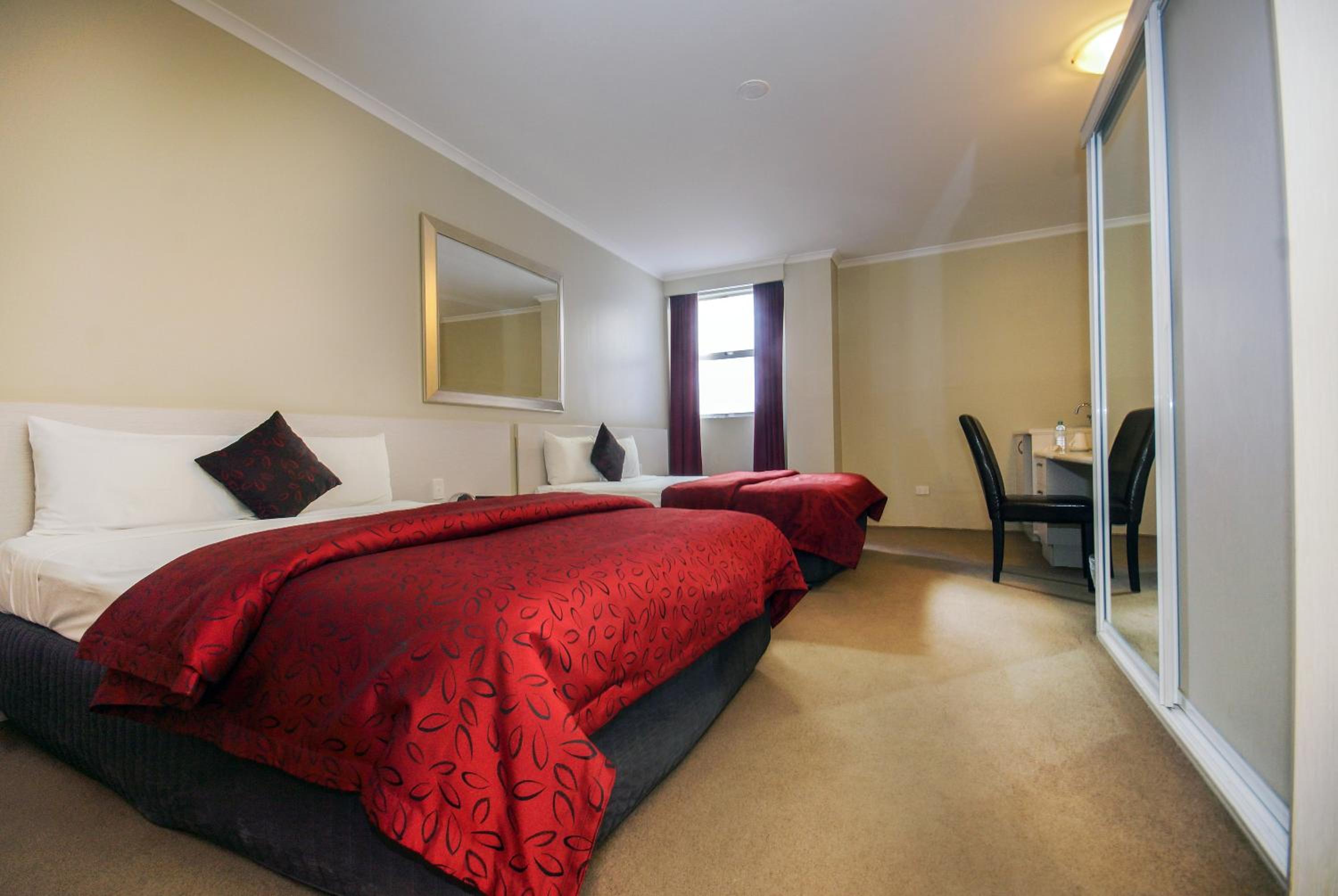 Isa Deluxe Twin Queen Room - Photo 1