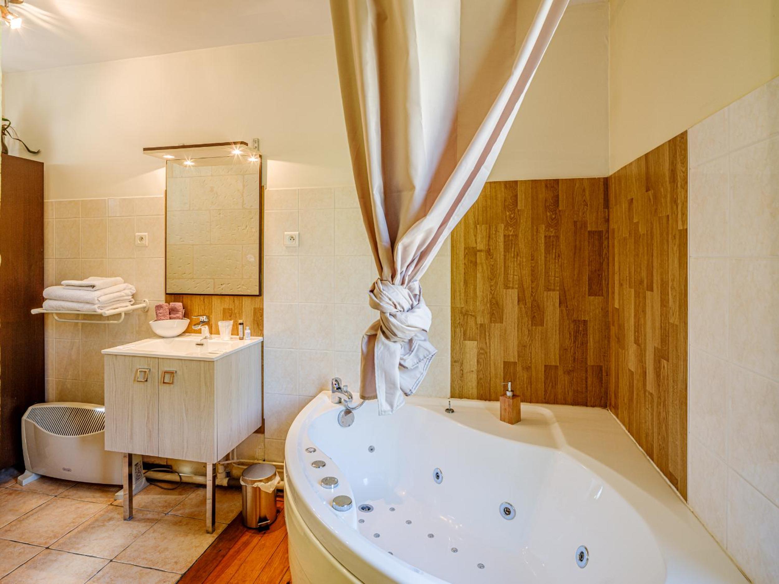 Double Room with Pool View - Photo 2