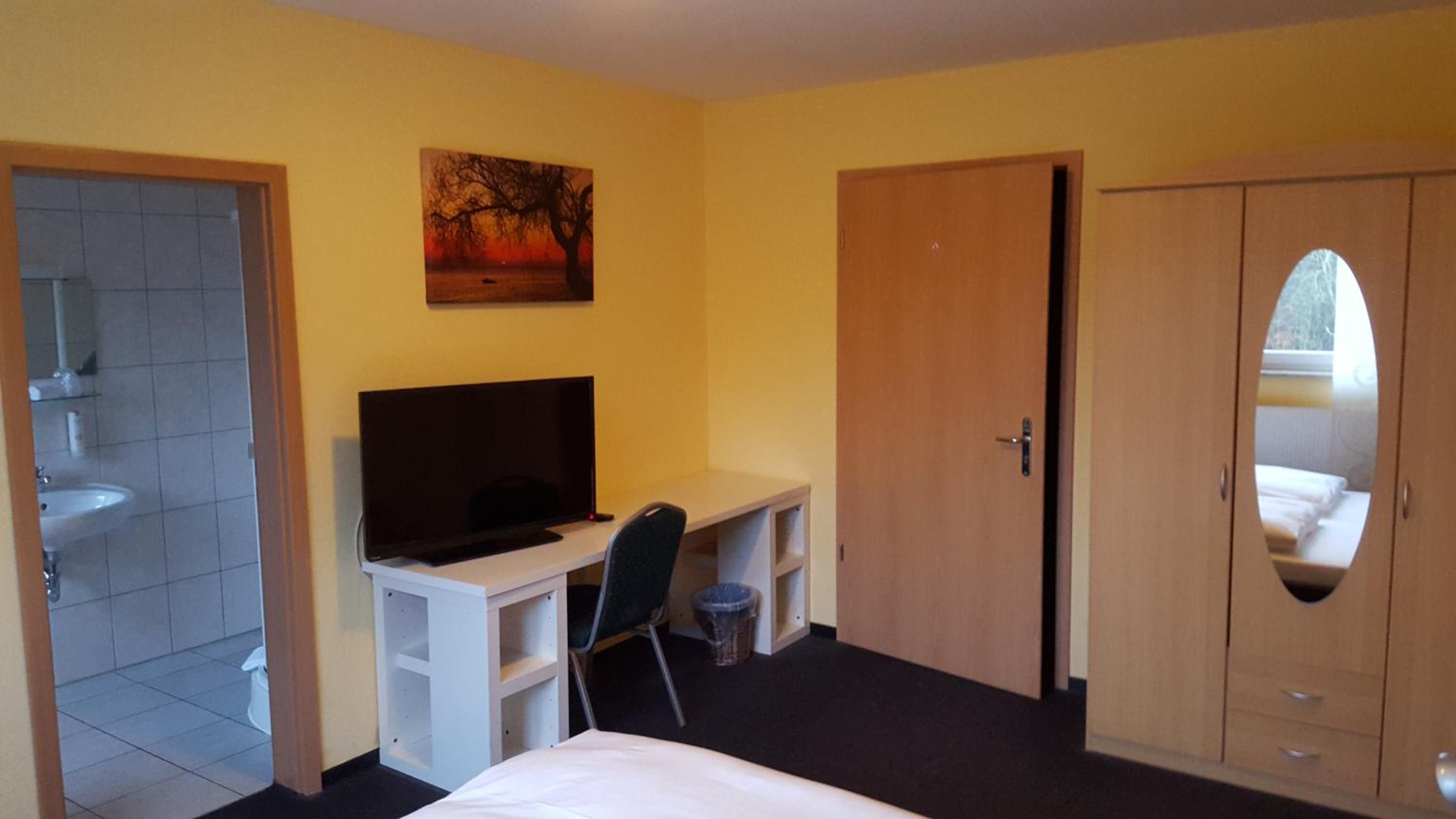 Standard Double Room - Photo 8