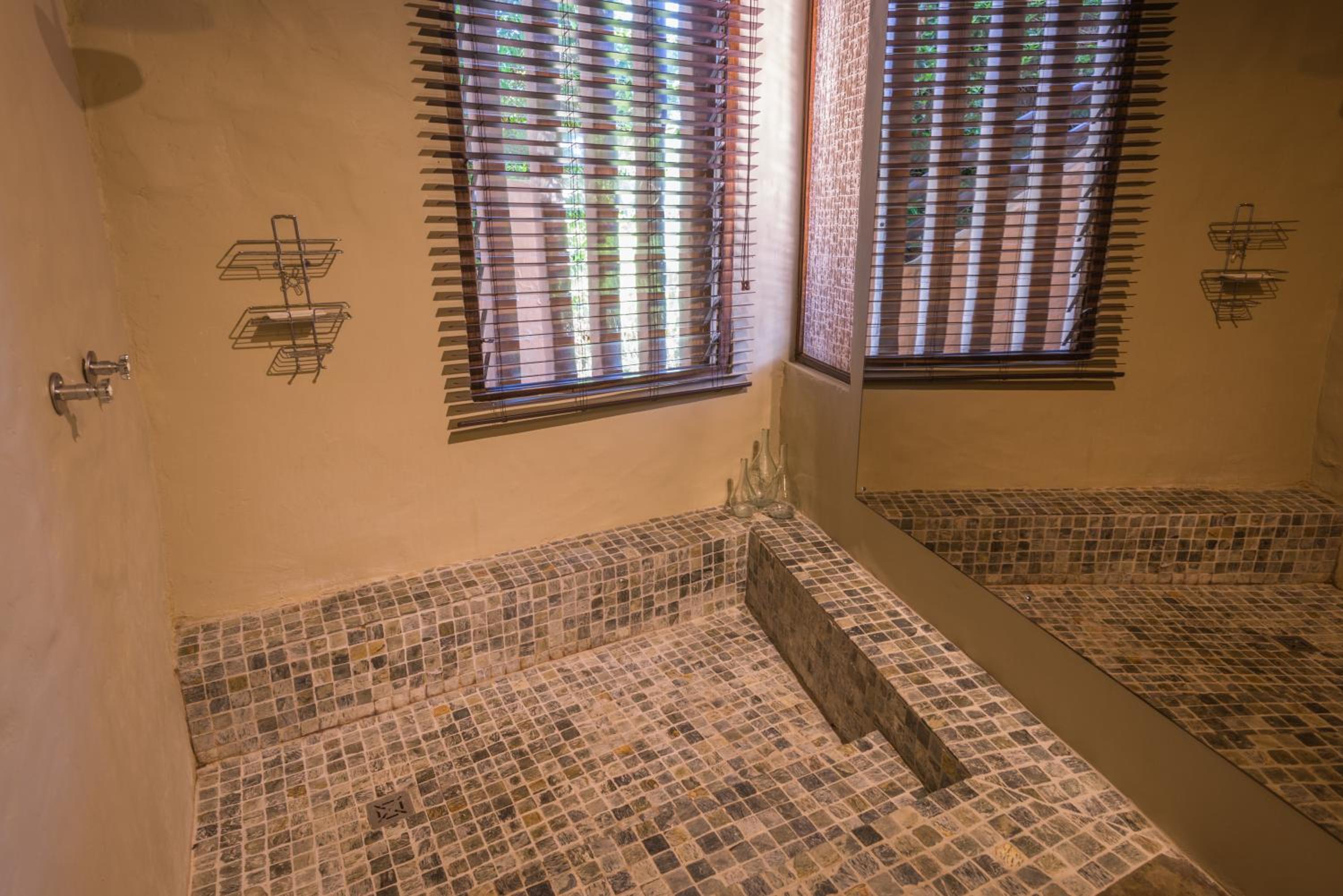 King Room with Lake View - Photo 4