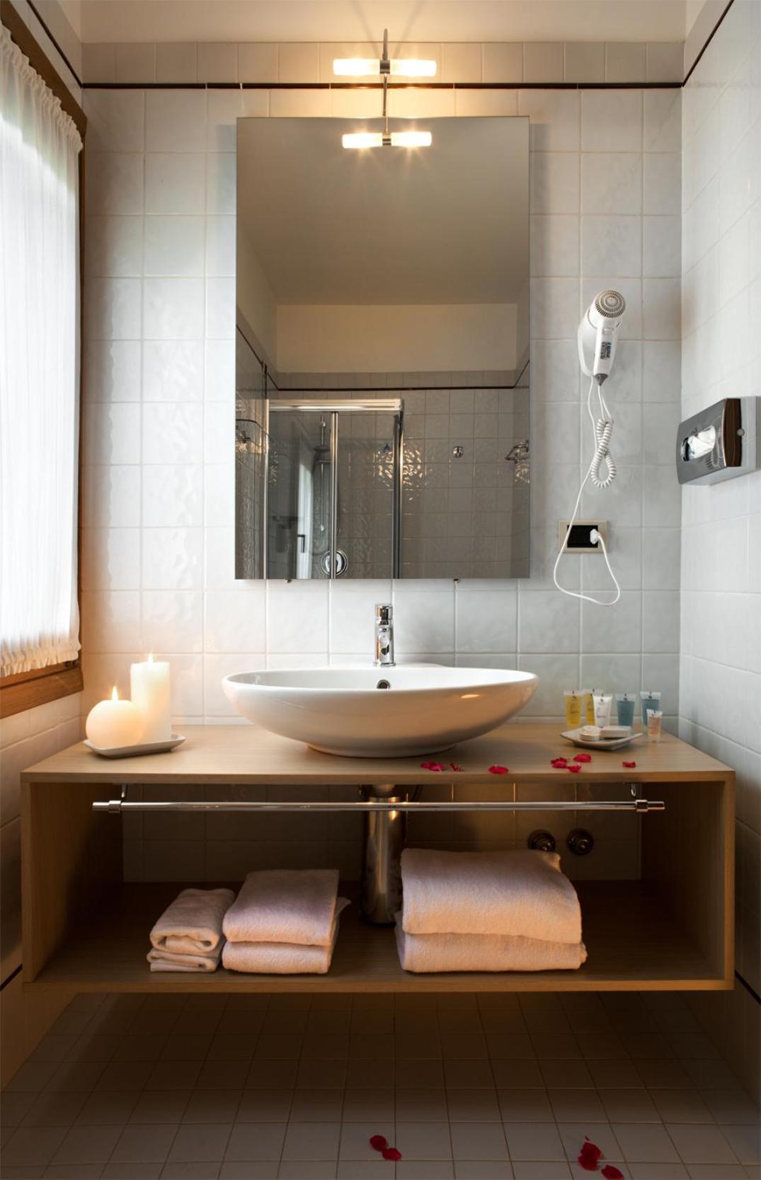 Double Room - Photo 6