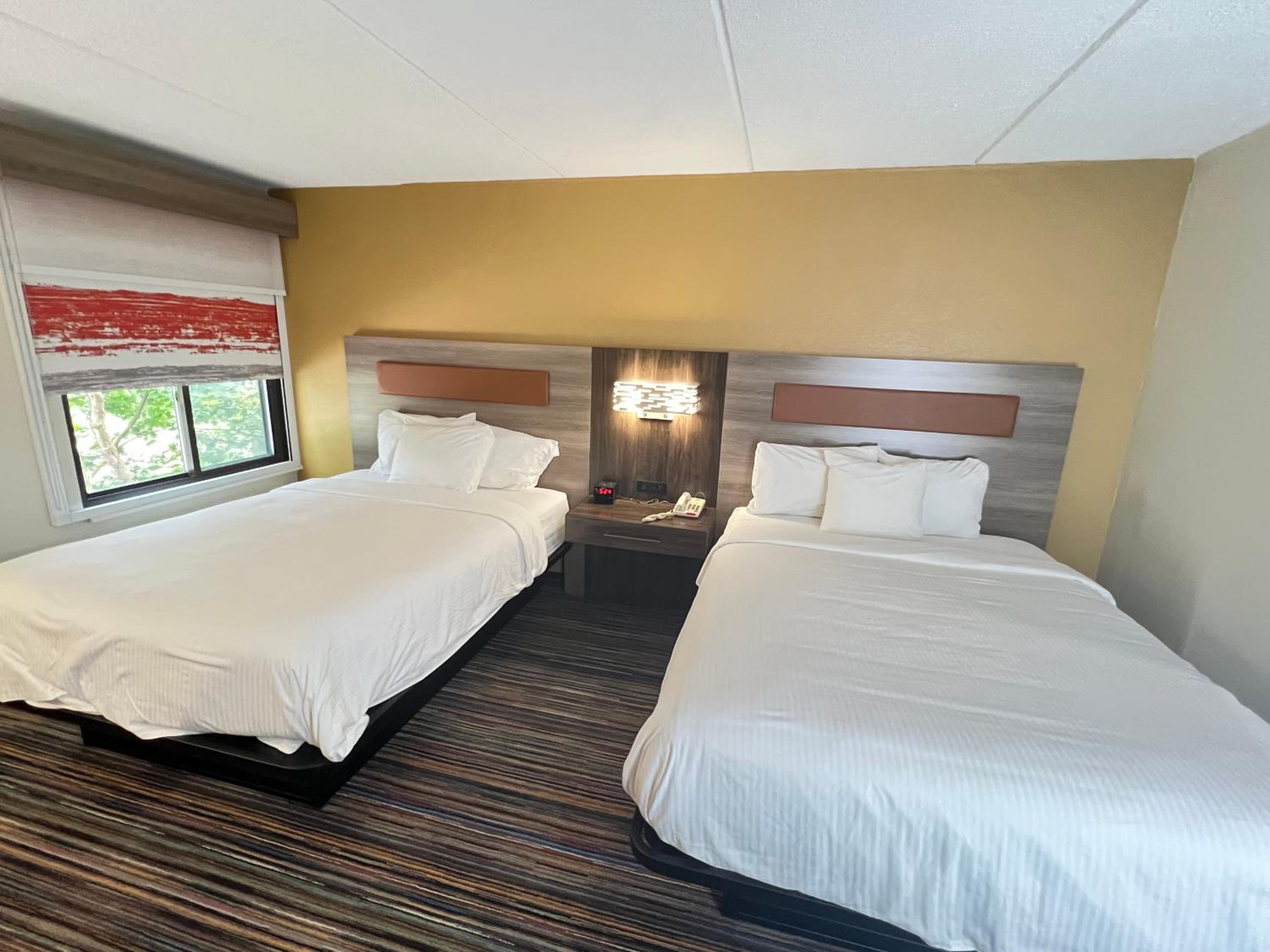 Quadruple Room with Two Queen Beds - Non Smoking - Photo 4