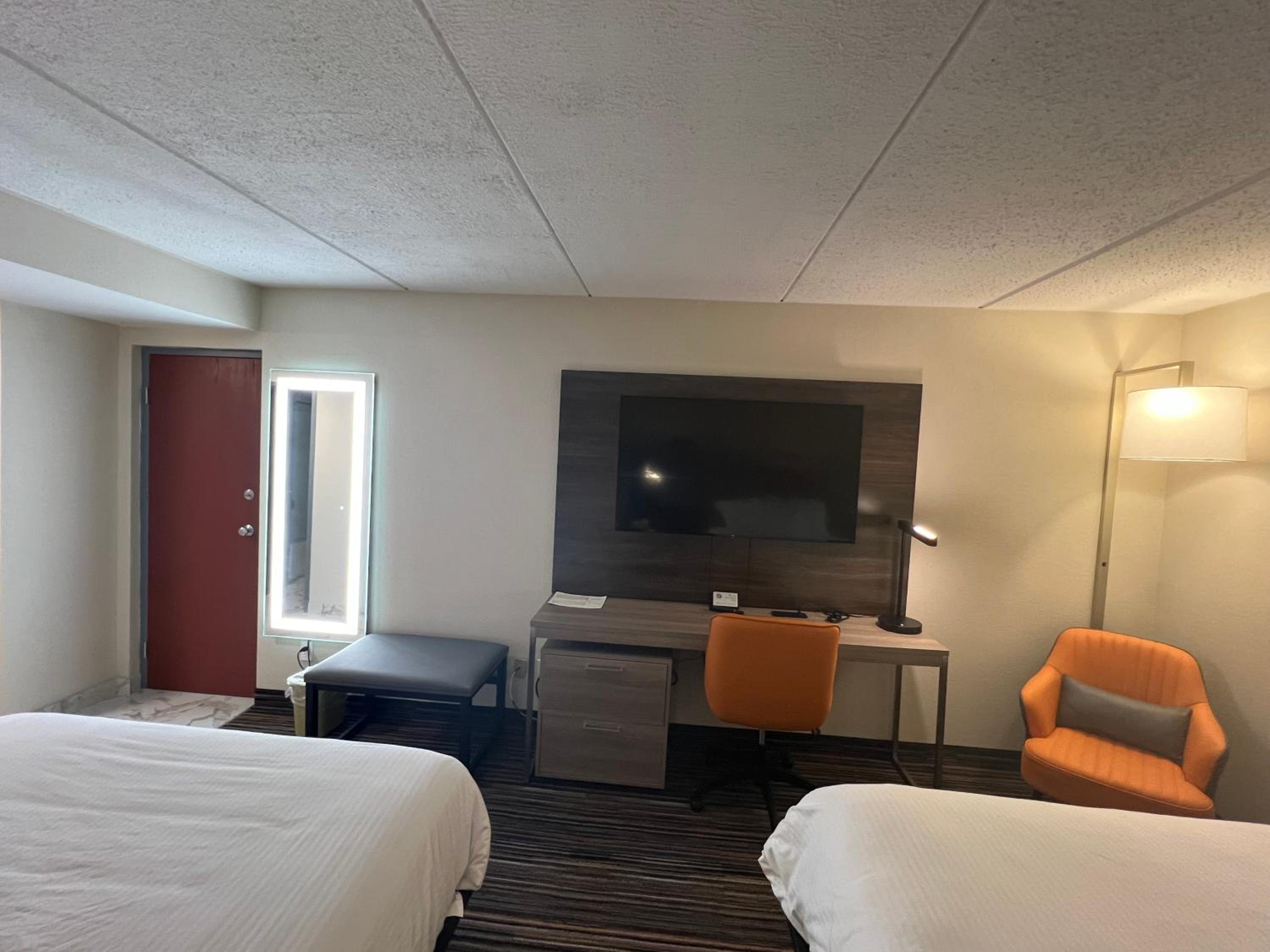Quadruple Room with Two Queen Beds - Non Smoking - Photo 3