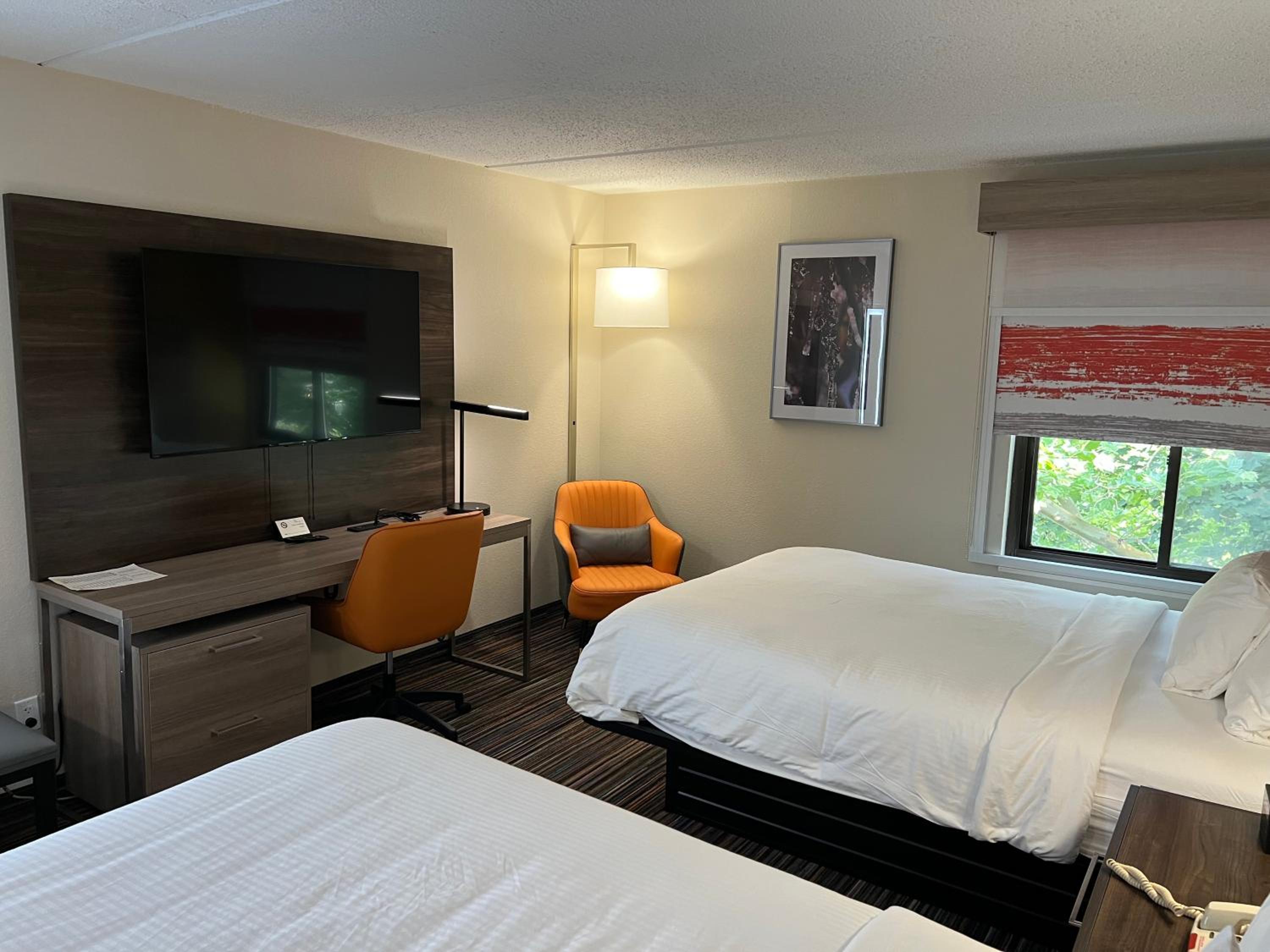 Quadruple Room with Two Queen Beds - Non Smoking - Photo 2