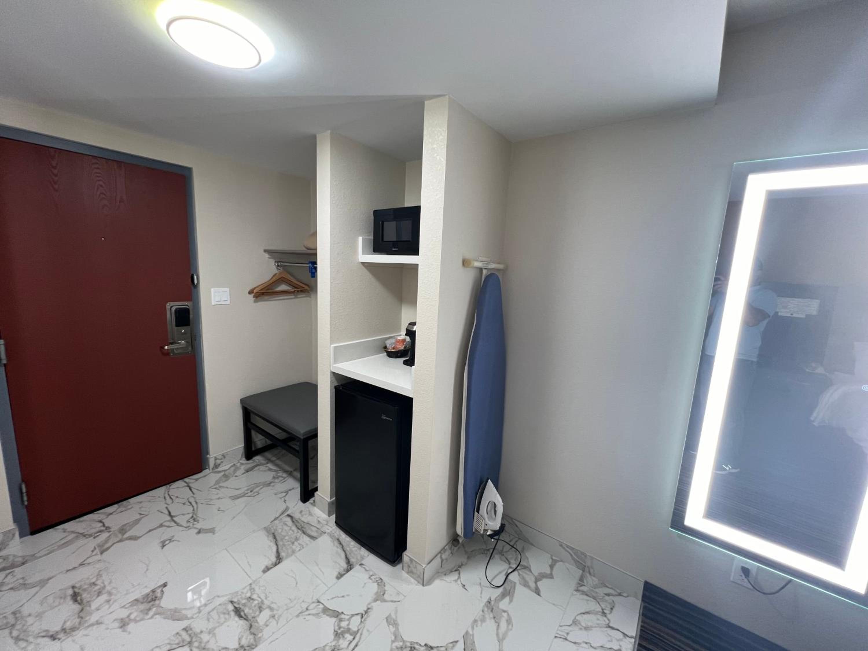 King Suite with Living Room - Non Smoking - Photo 1
