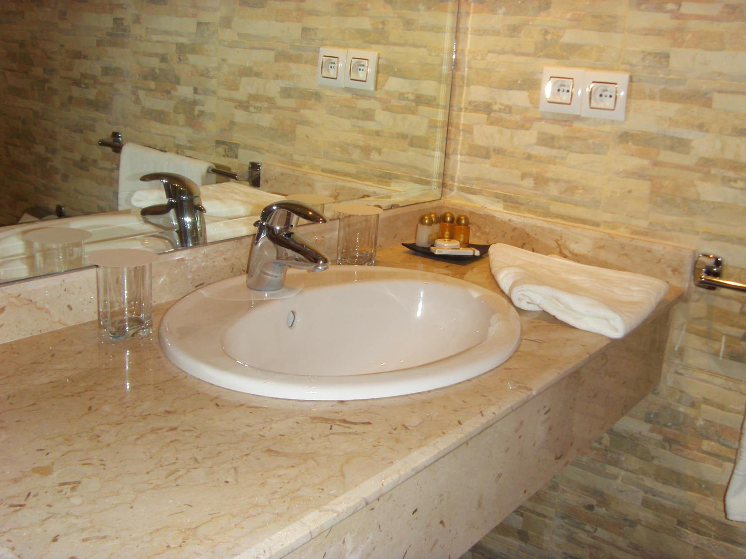 Large Double Room - Photo 5
