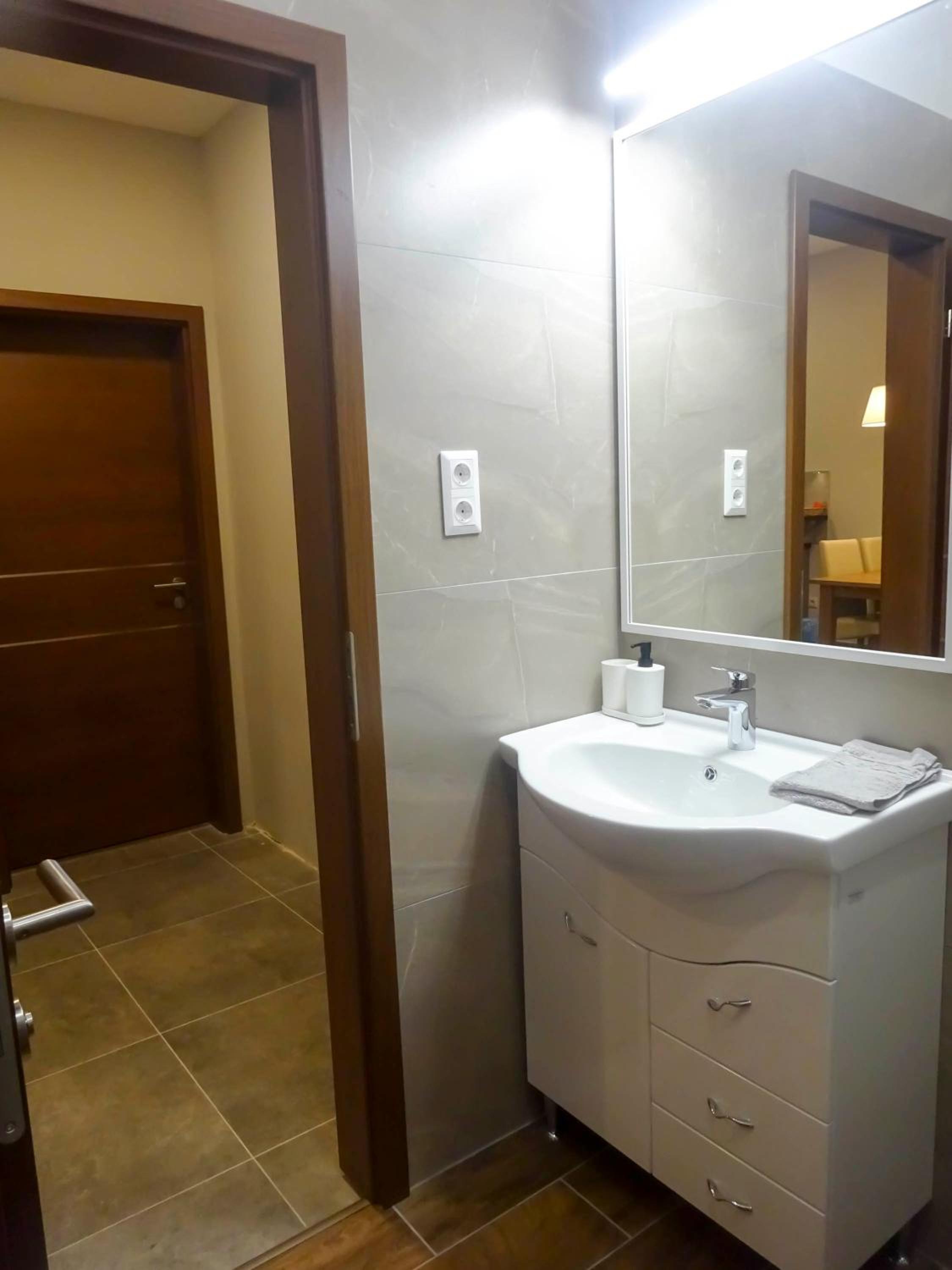 Three-Bedroom Premium Apartment - Photo 7