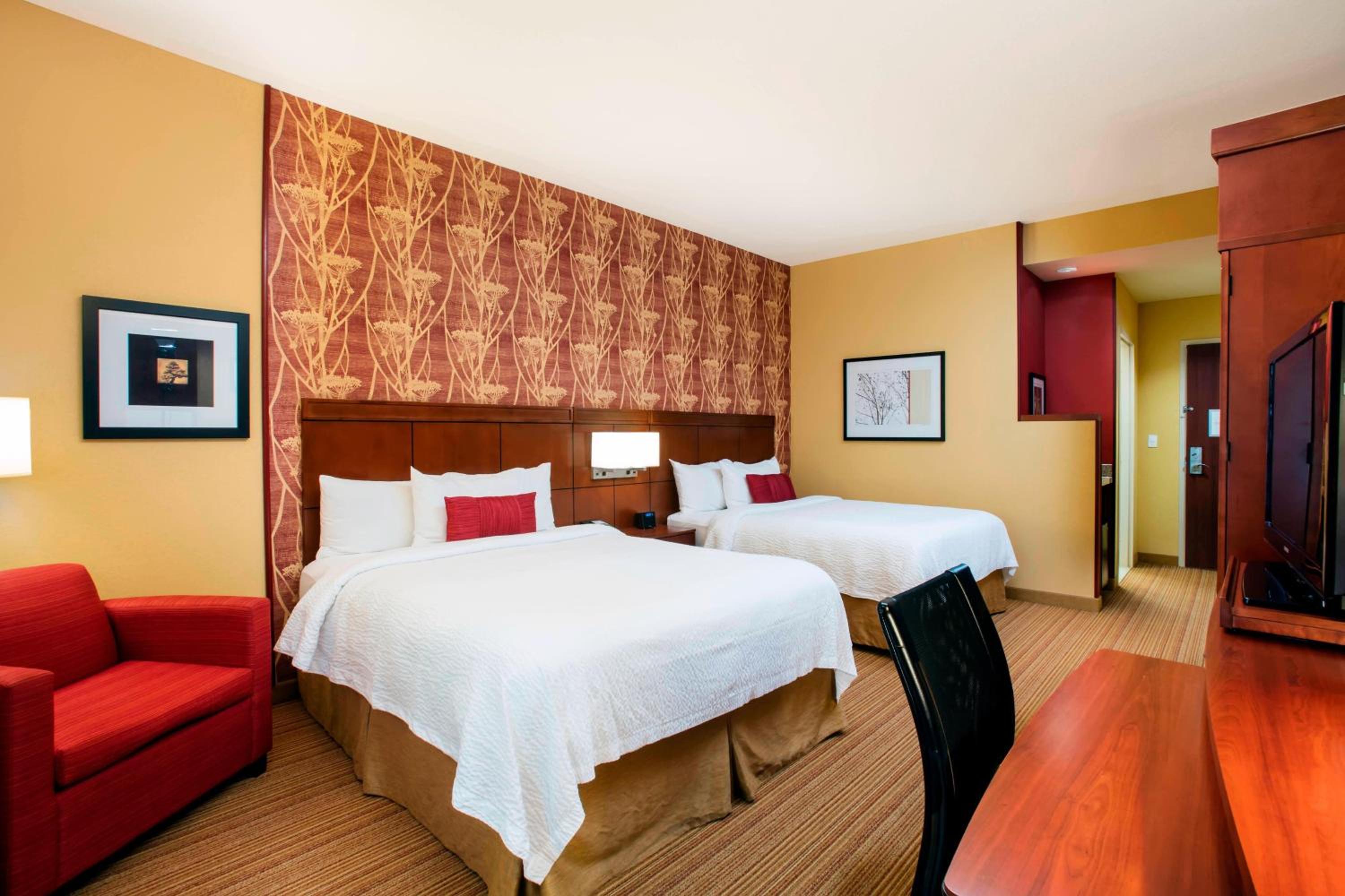Queen Room with Two Queen Beds - Hearing Accessible - Photo 2