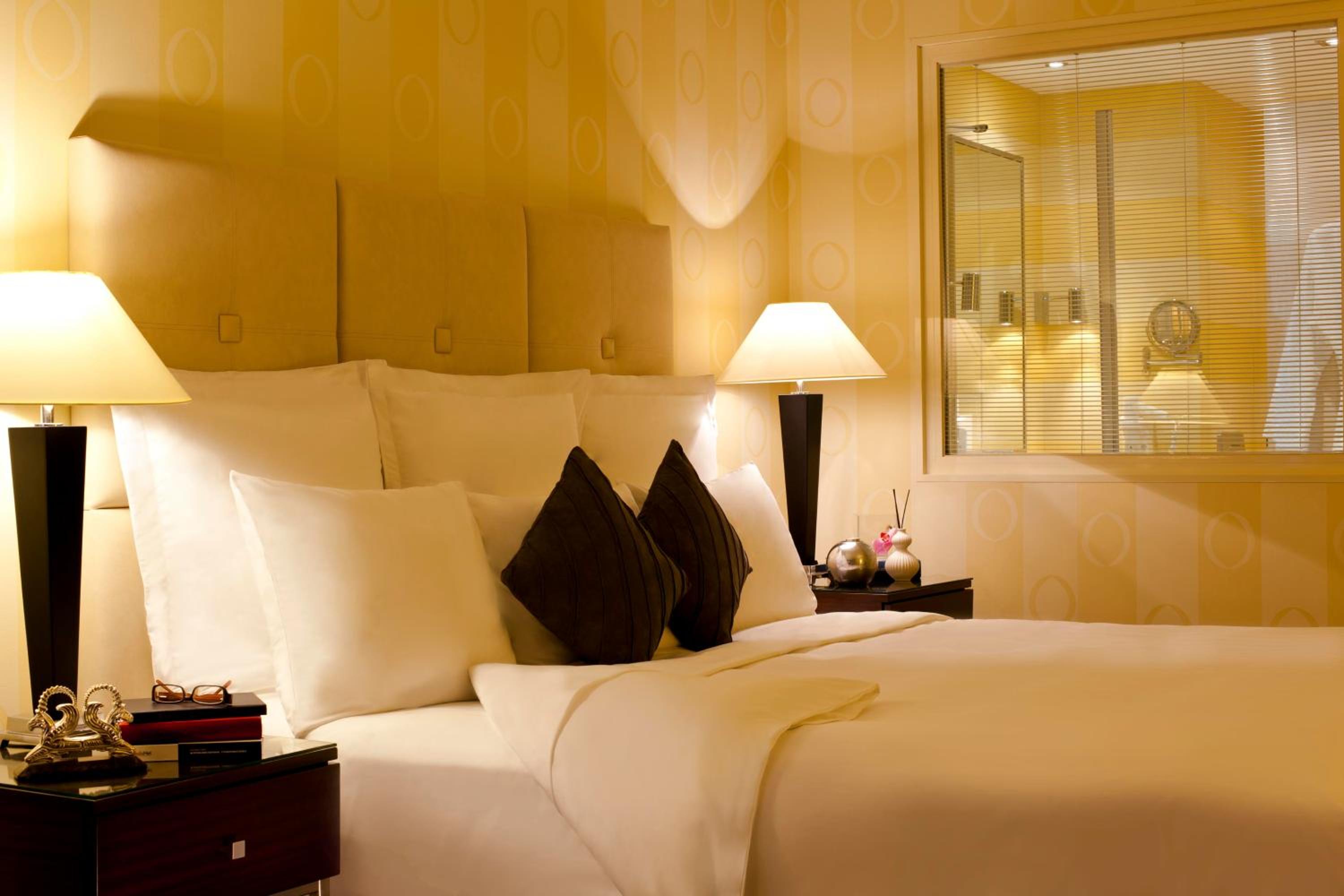 Deluxe Room with 1 King bed - Photo 1