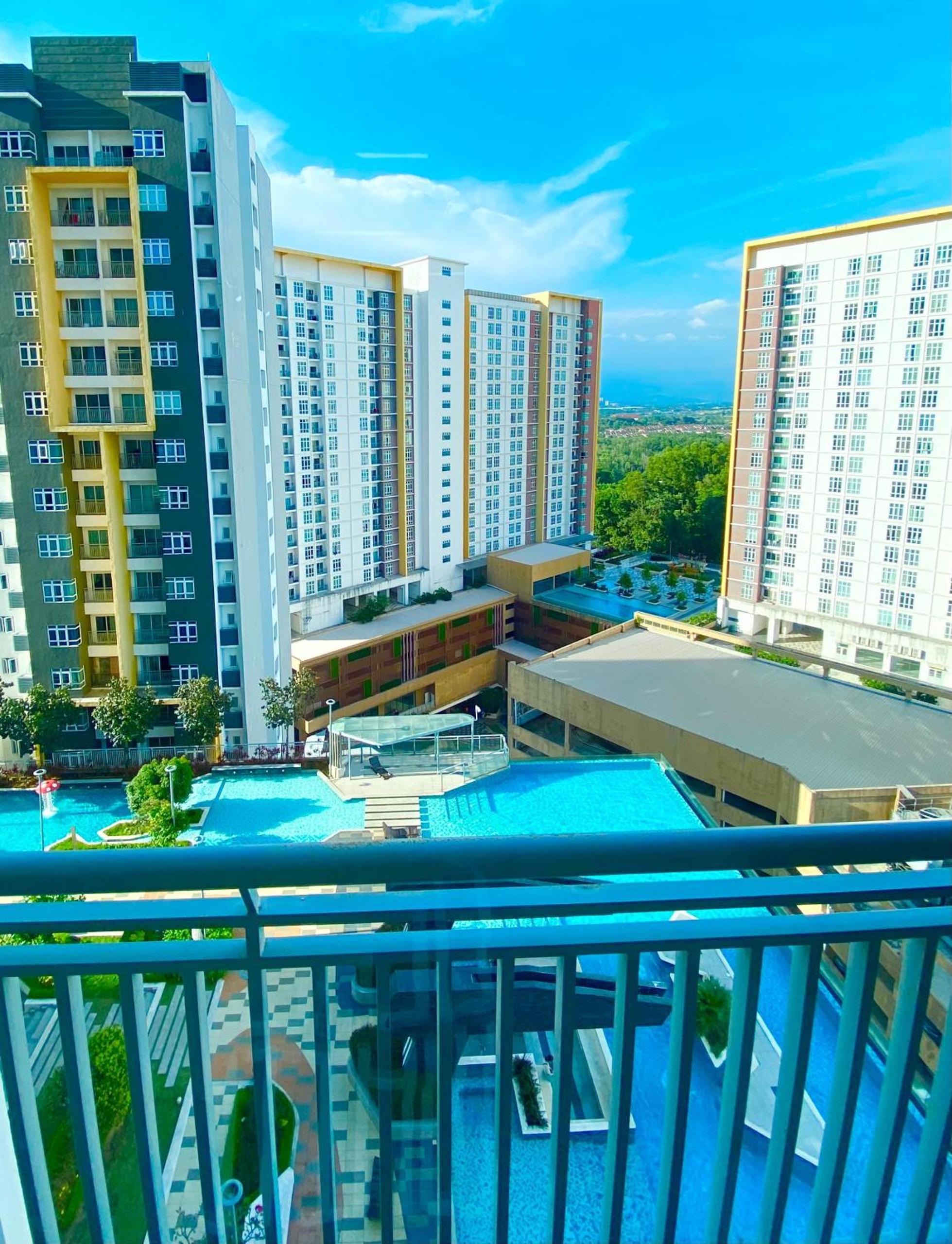 Queen Suite with Pool View photo 1
