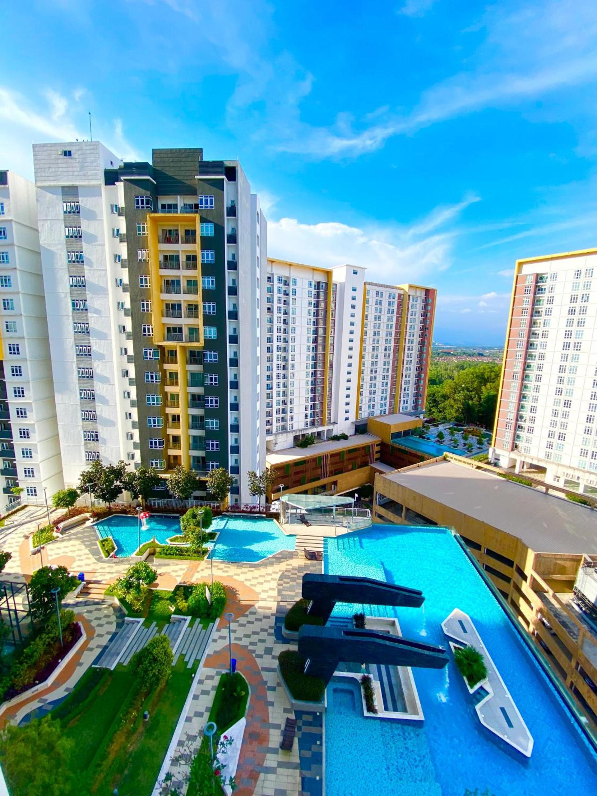 Queen Suite with Pool View photo 2