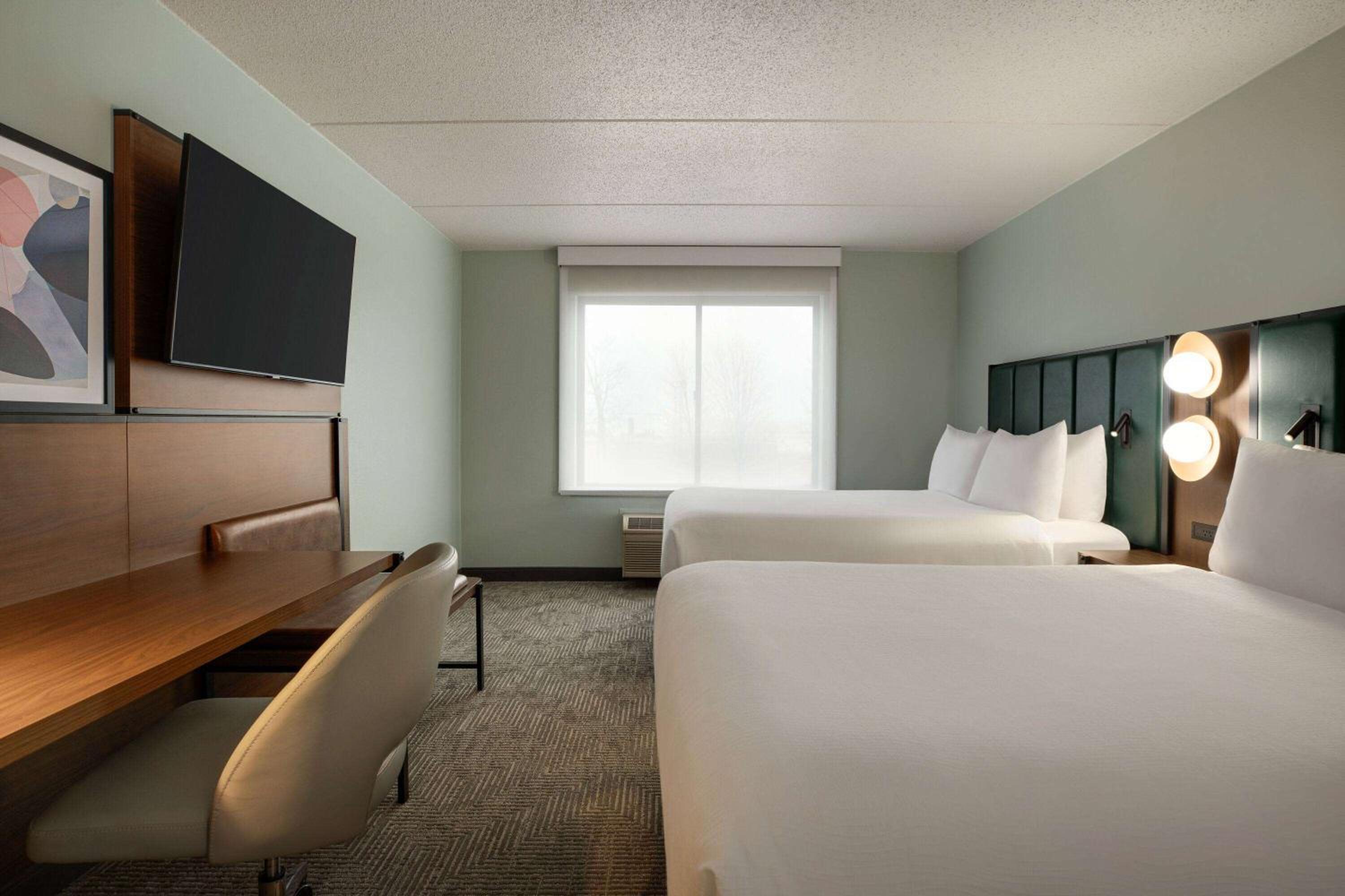 Queen Room with Two Queen Beds - Pet Friendly/Non-Smoking - Photo 3