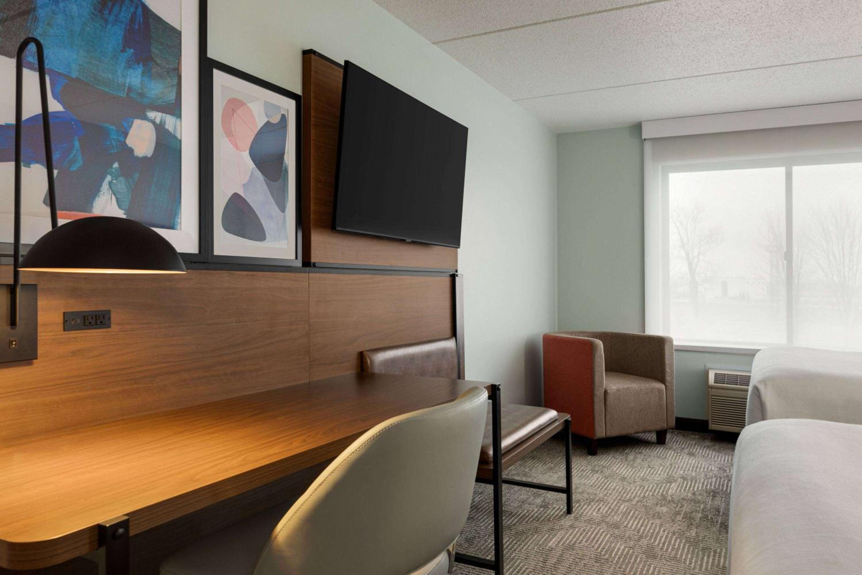 Queen Room with Two Queen Beds - Pet Friendly/Non-Smoking - Photo 4