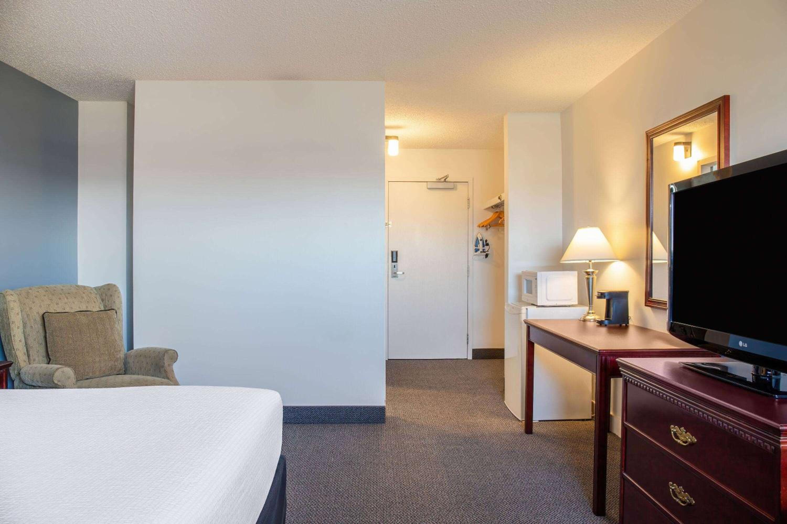 Queen Room with Bathtub w/Grab Bars - Mobility Accessible - Non-Smoking - Photo 2