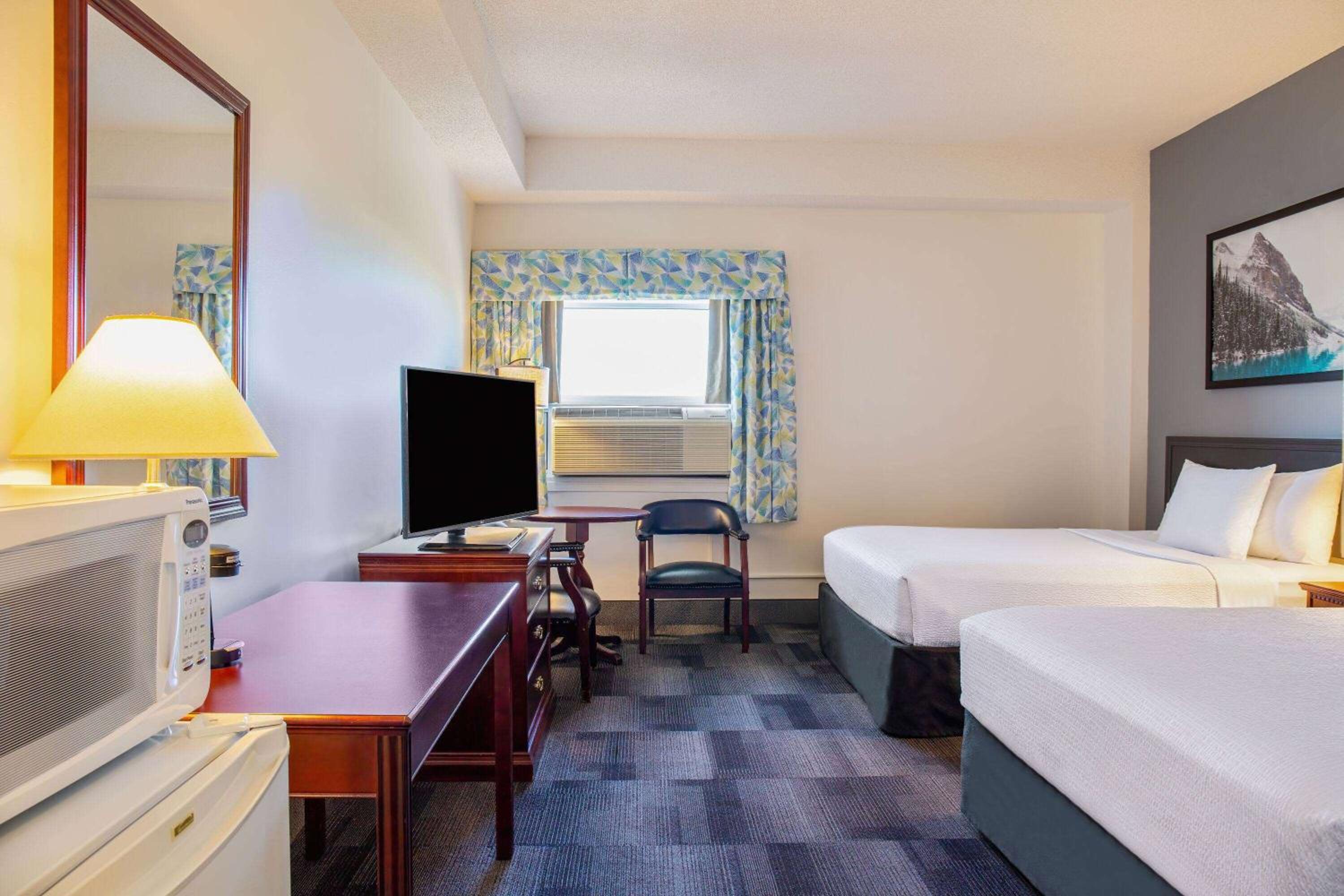 Queen Room with Two Queen Beds - Non-Smoking - Photo 2