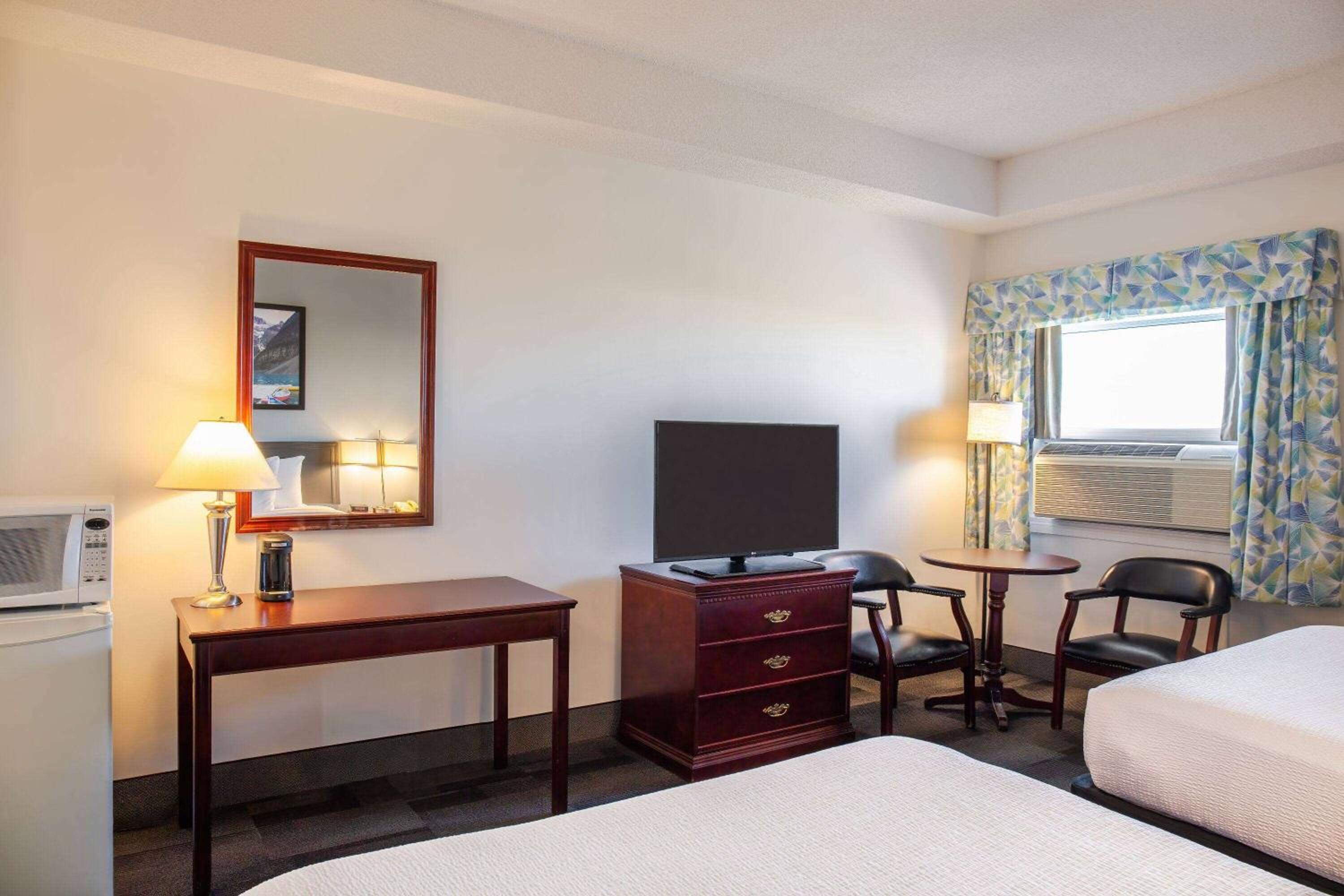 Queen Room with Two Queen Beds - Non-Smoking - Photo 3