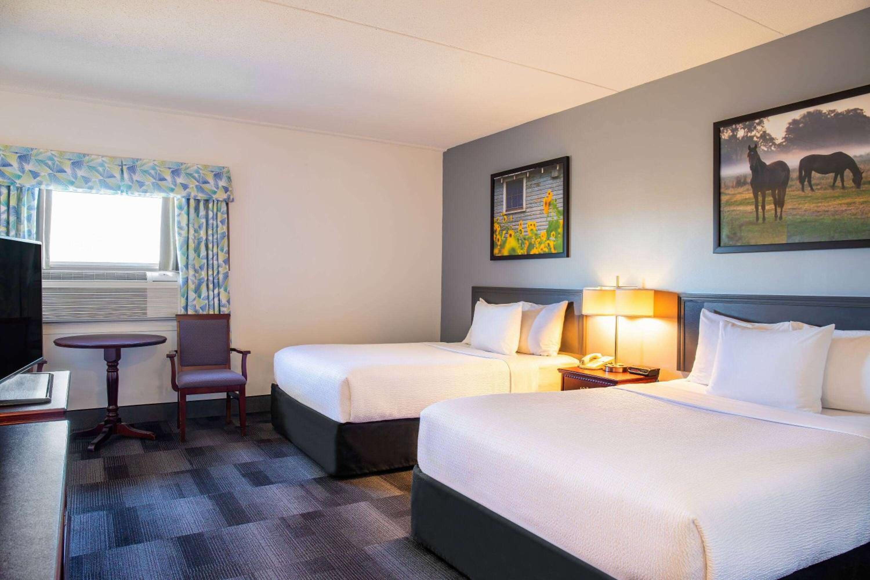 Queen Room with Two Queen beds and Twin Bed - Non-Smoking - Photo 1
