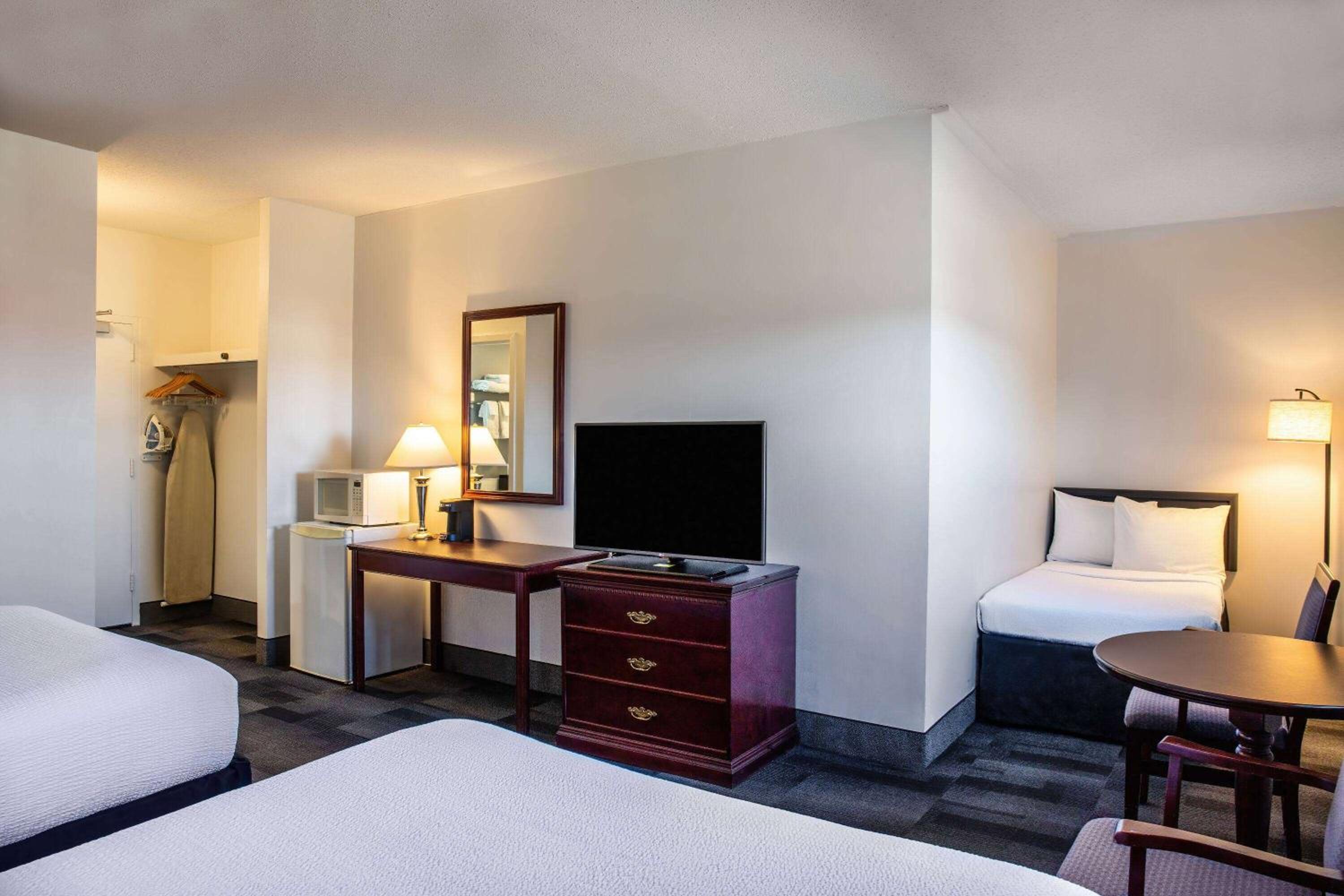 Queen Room with Two Queen beds and Twin Bed - Non-Smoking - Photo 2