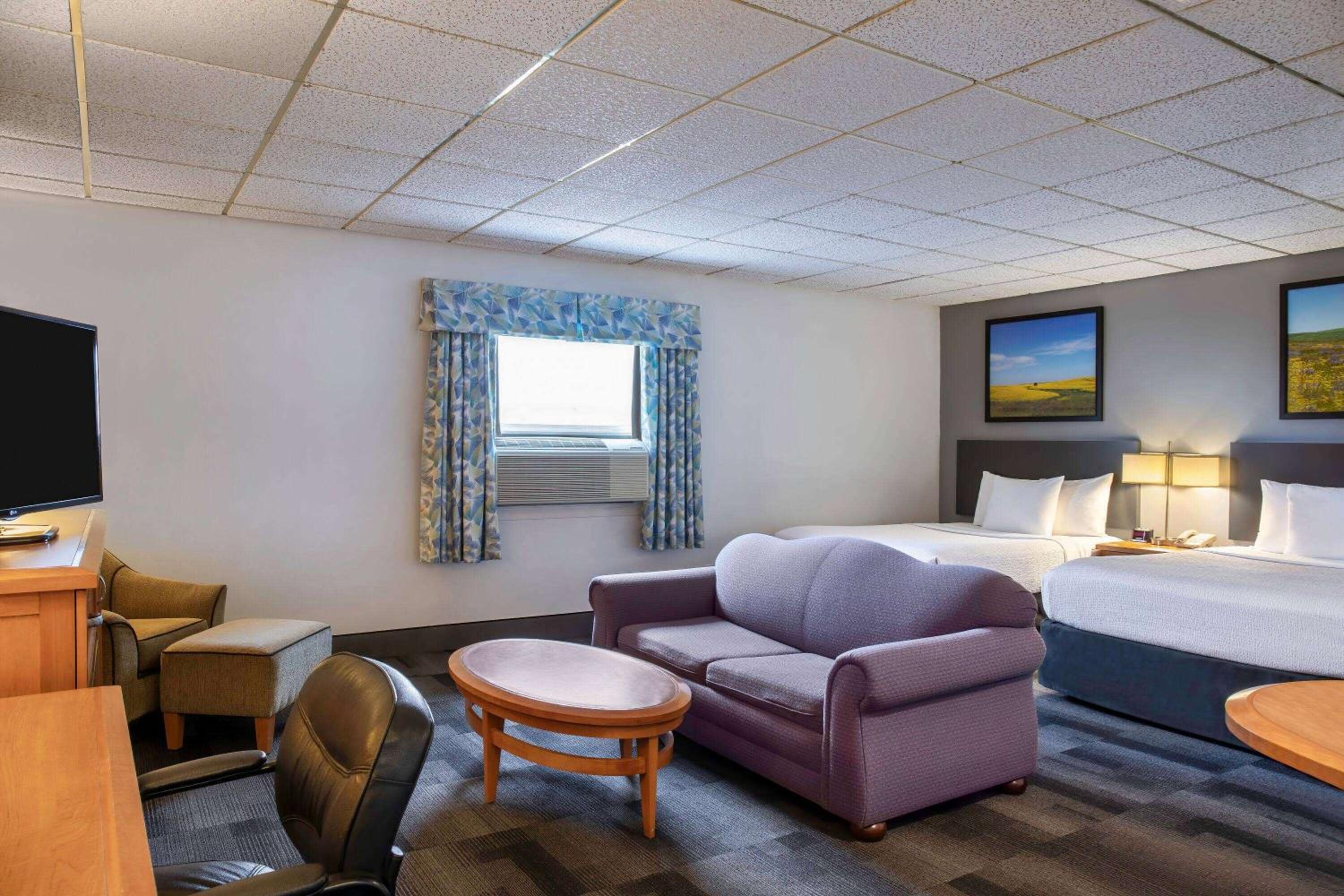 Deluxe Queen Room with Two Queen Beds - Non-Smoking - Photo 2