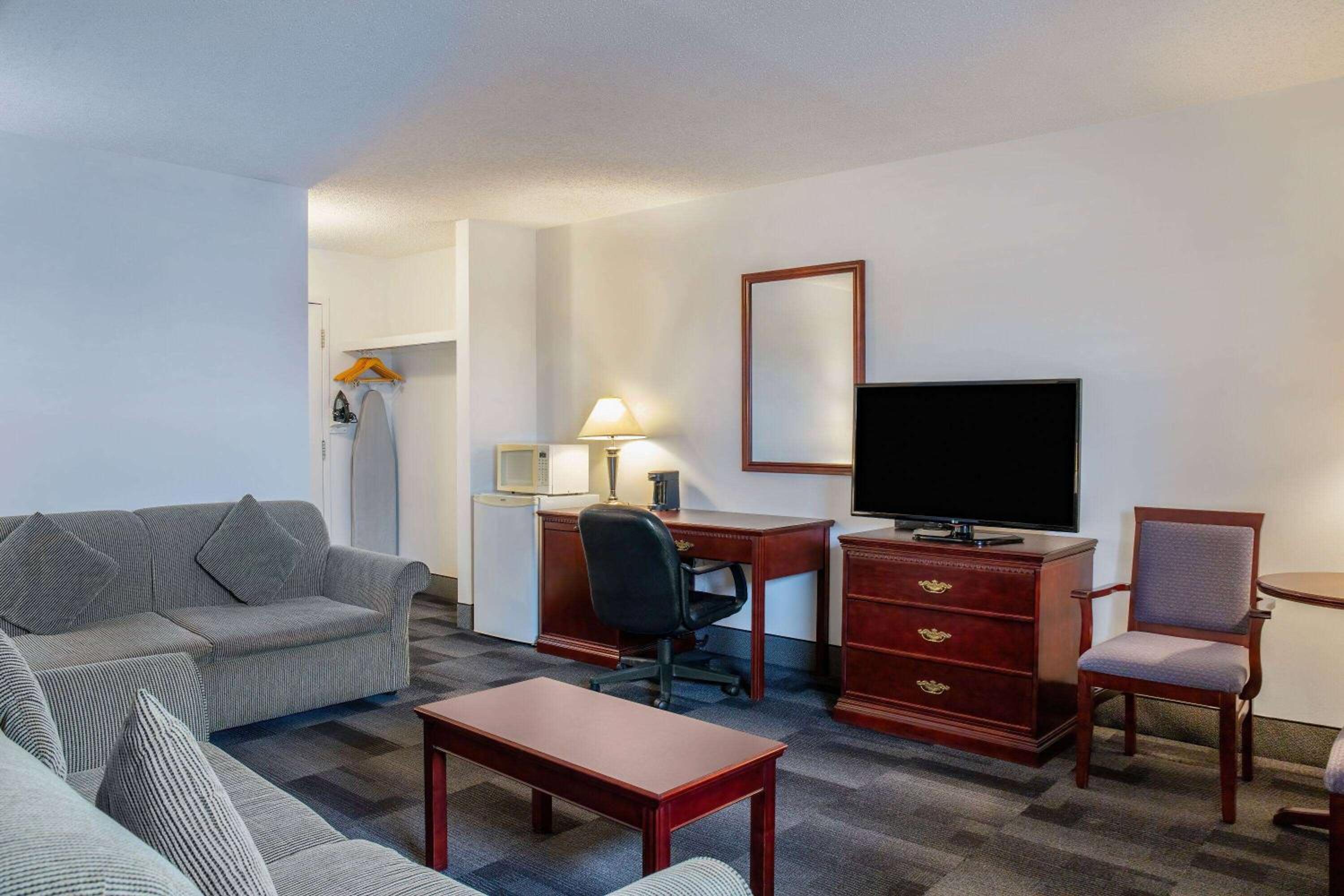 Premier King Room - Non-Smoking - Photo 2