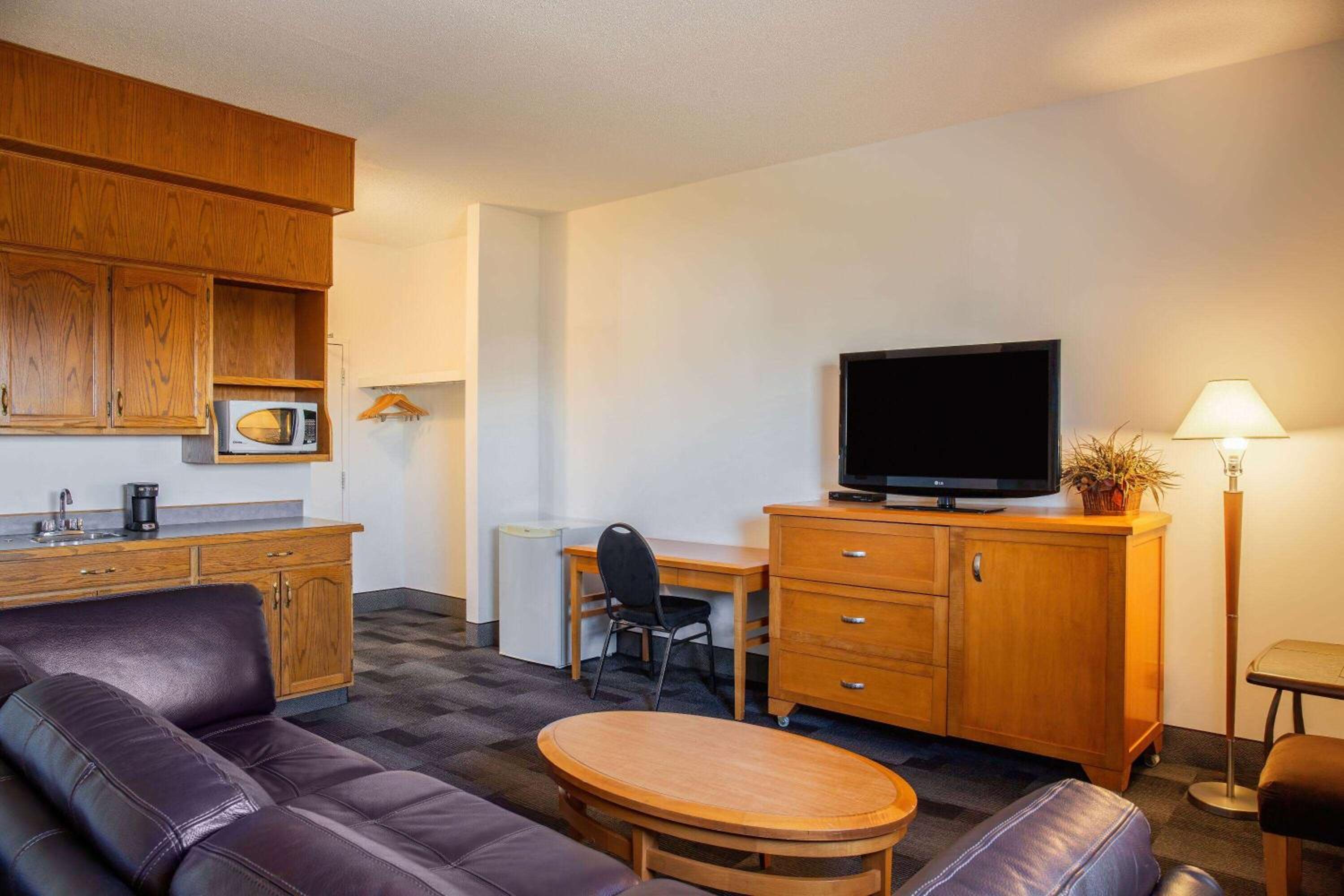 Deluxe Queen Room - Non-Smoking - Photo 2
