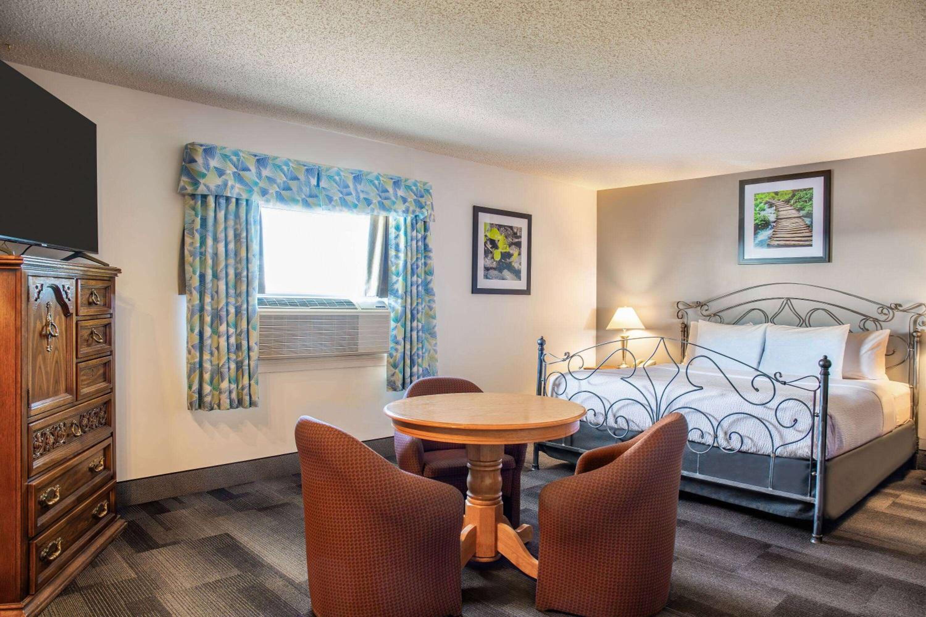 Deluxe King Room with One King Bed and Jetted Tub - Non-Smoking - Photo 1
