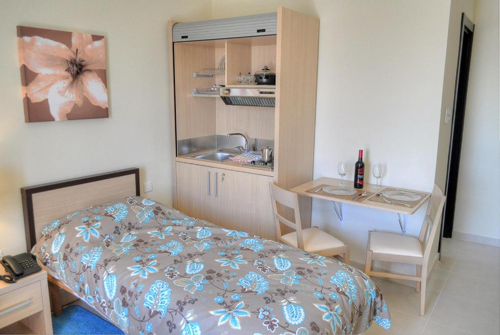 Double or Twin Room - Photo 3