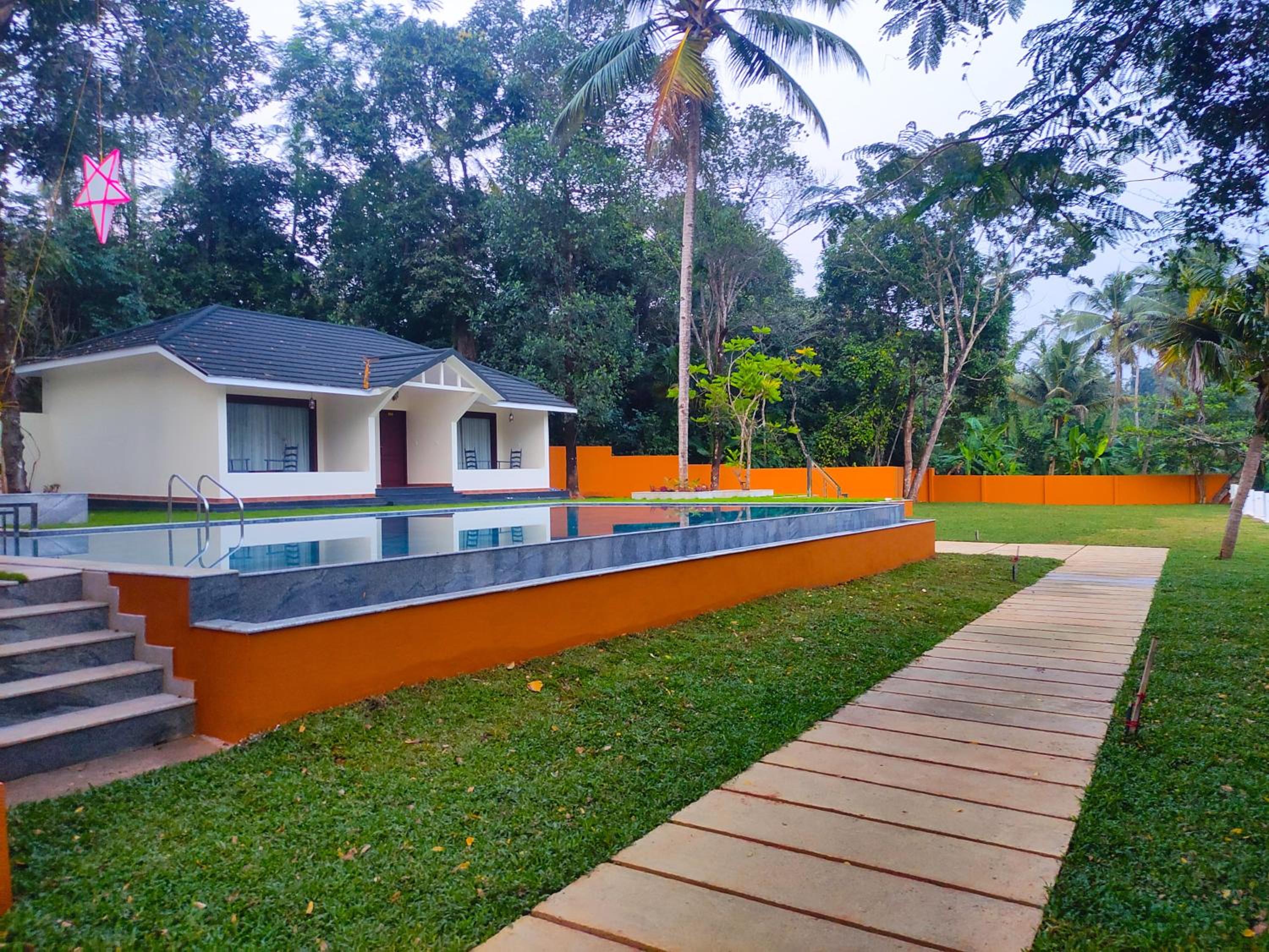 Lakeview Family Cottage with Private Pool