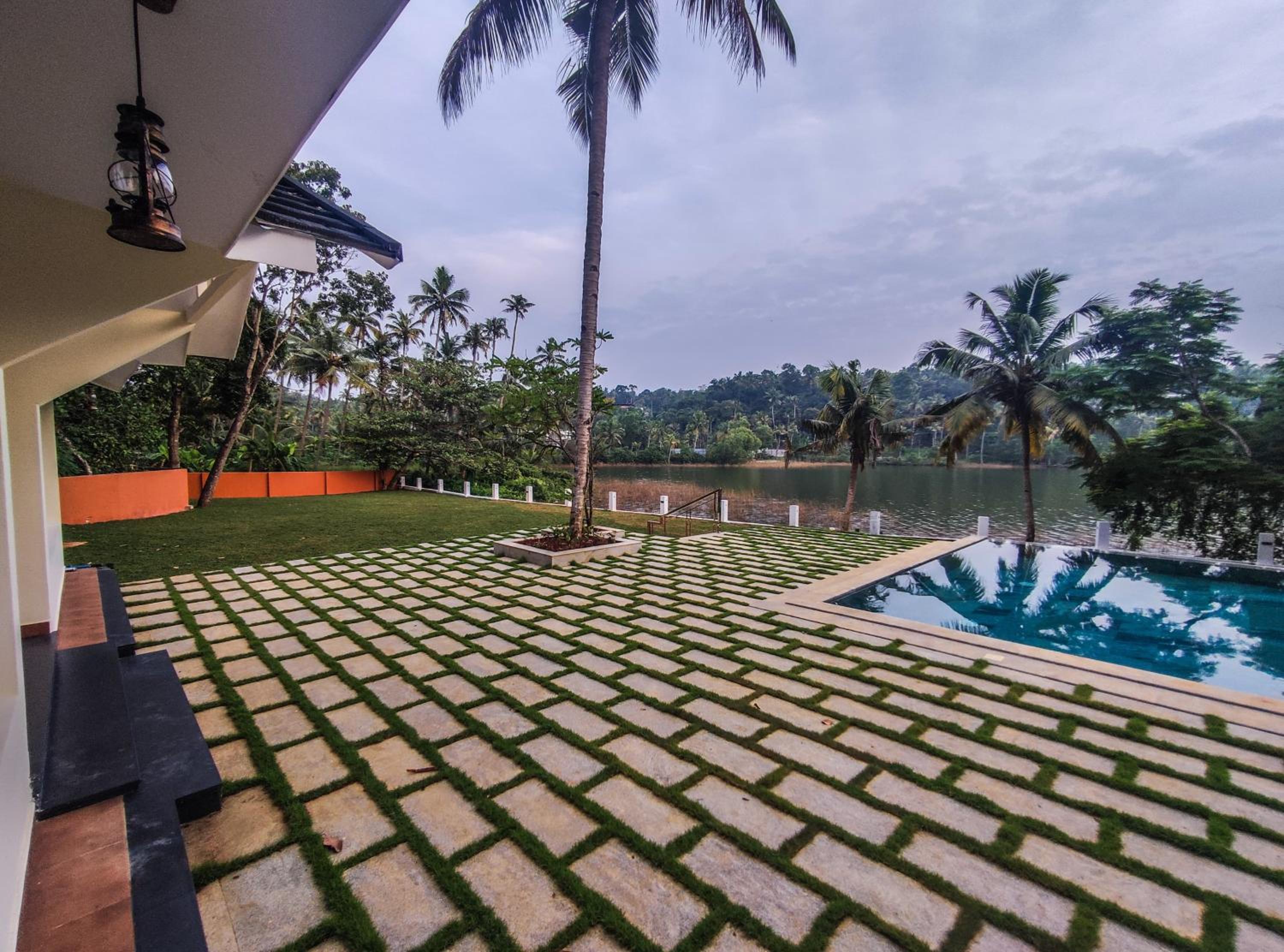 Lakeview Family Cottage with Private Pool photo 2