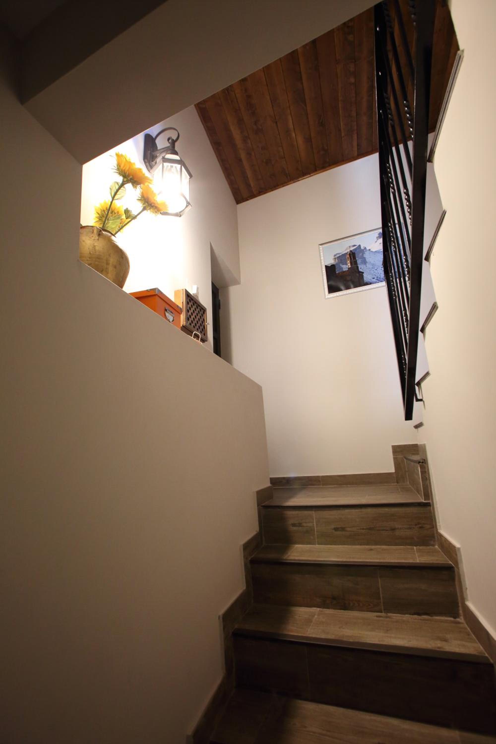 Five-Bedroom House photo 2
